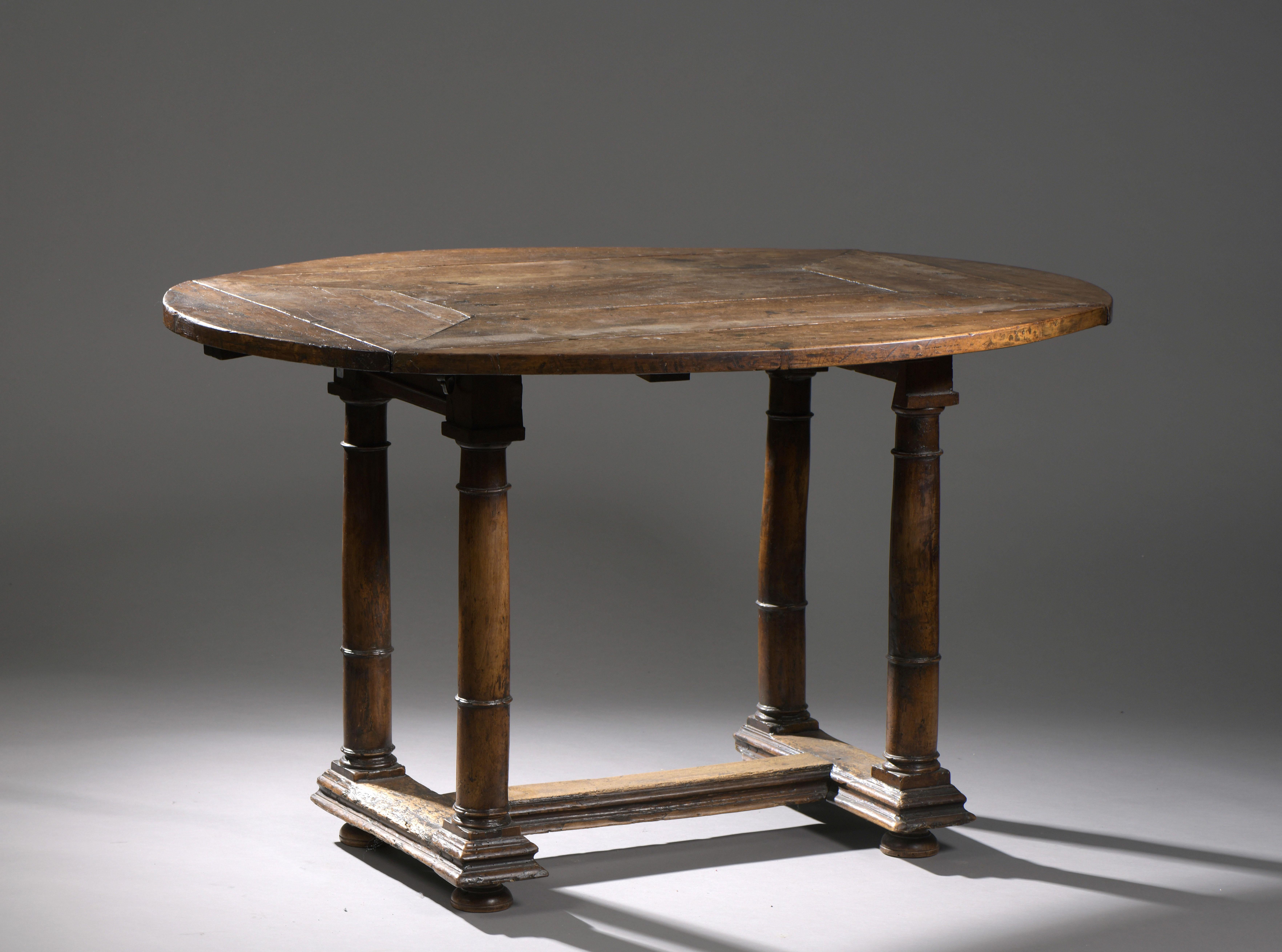 Close open
Measures: length : 105.5 cm length : 132 cm
Width : 68 cm, width : 104.5 cm


Made in a beautiful walnut, this oval table has four folding flaps. It rests on four elegant ringed columns, connected by an H spacer placed on five feet