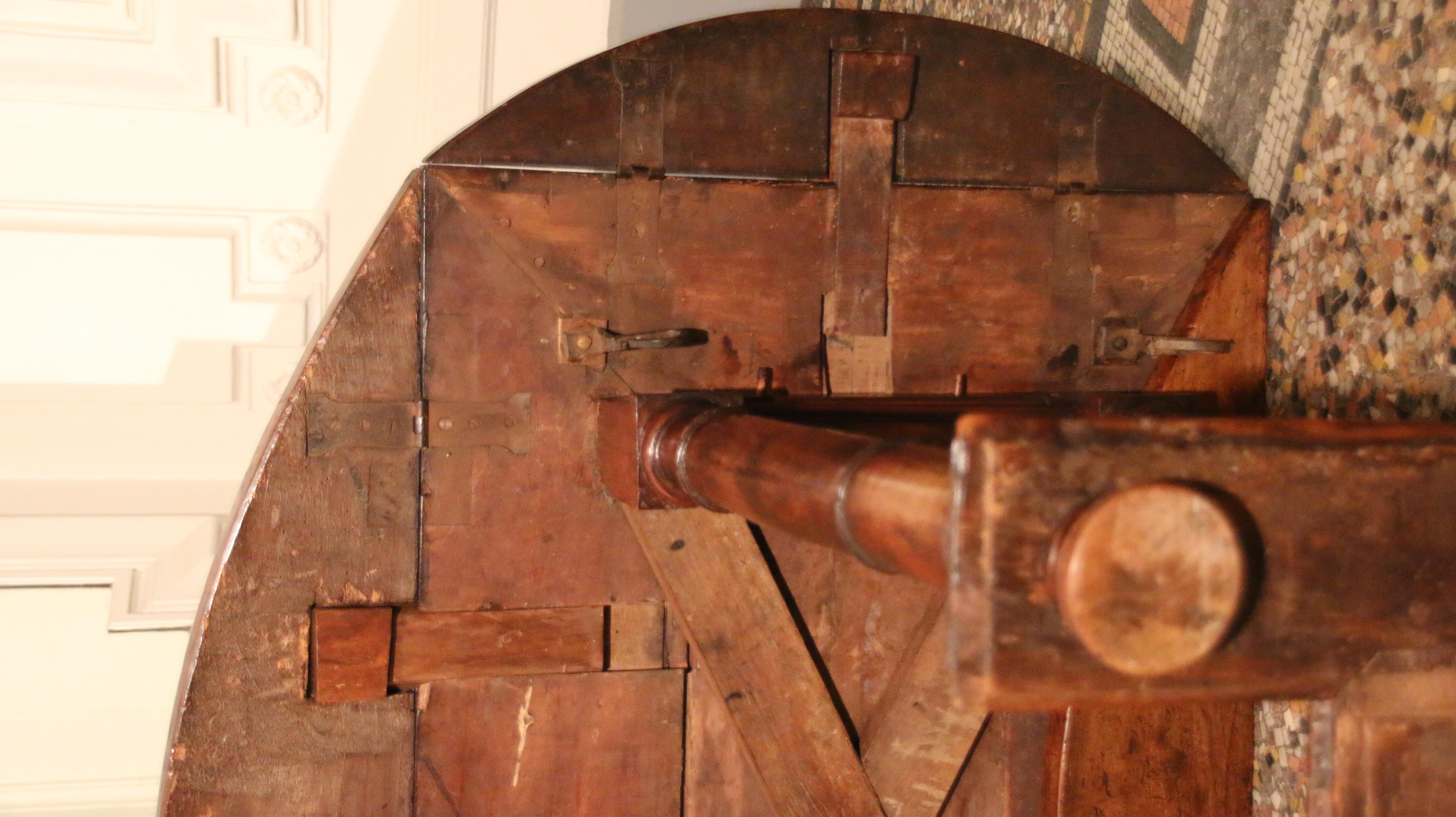 16th Century Walnut Oval Leaf-Table In Good Condition In Saint-Ouen, FR