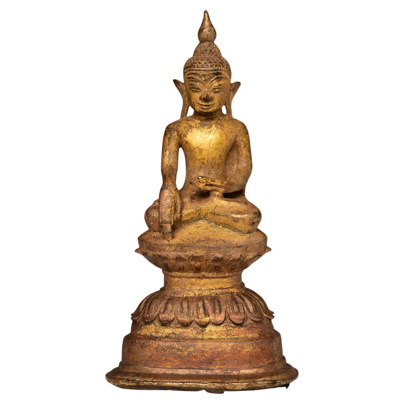 Bouddha birman ancien du 16ème siècle en bronze avec base double lotus en or doré