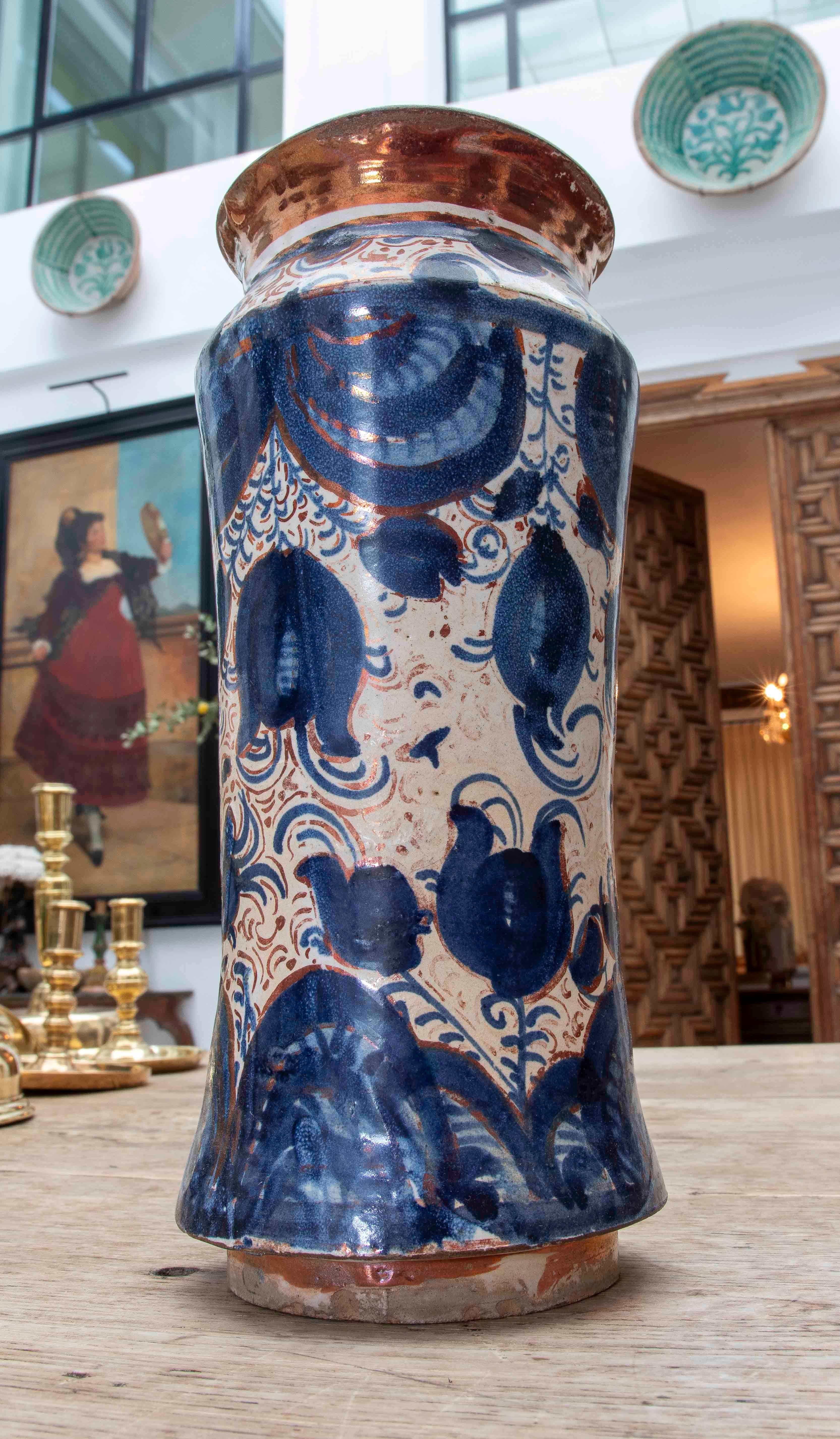 Jarra Hispano-Mooris XVI de Talavera Policromada con Reflejos Metálicos en venta 1