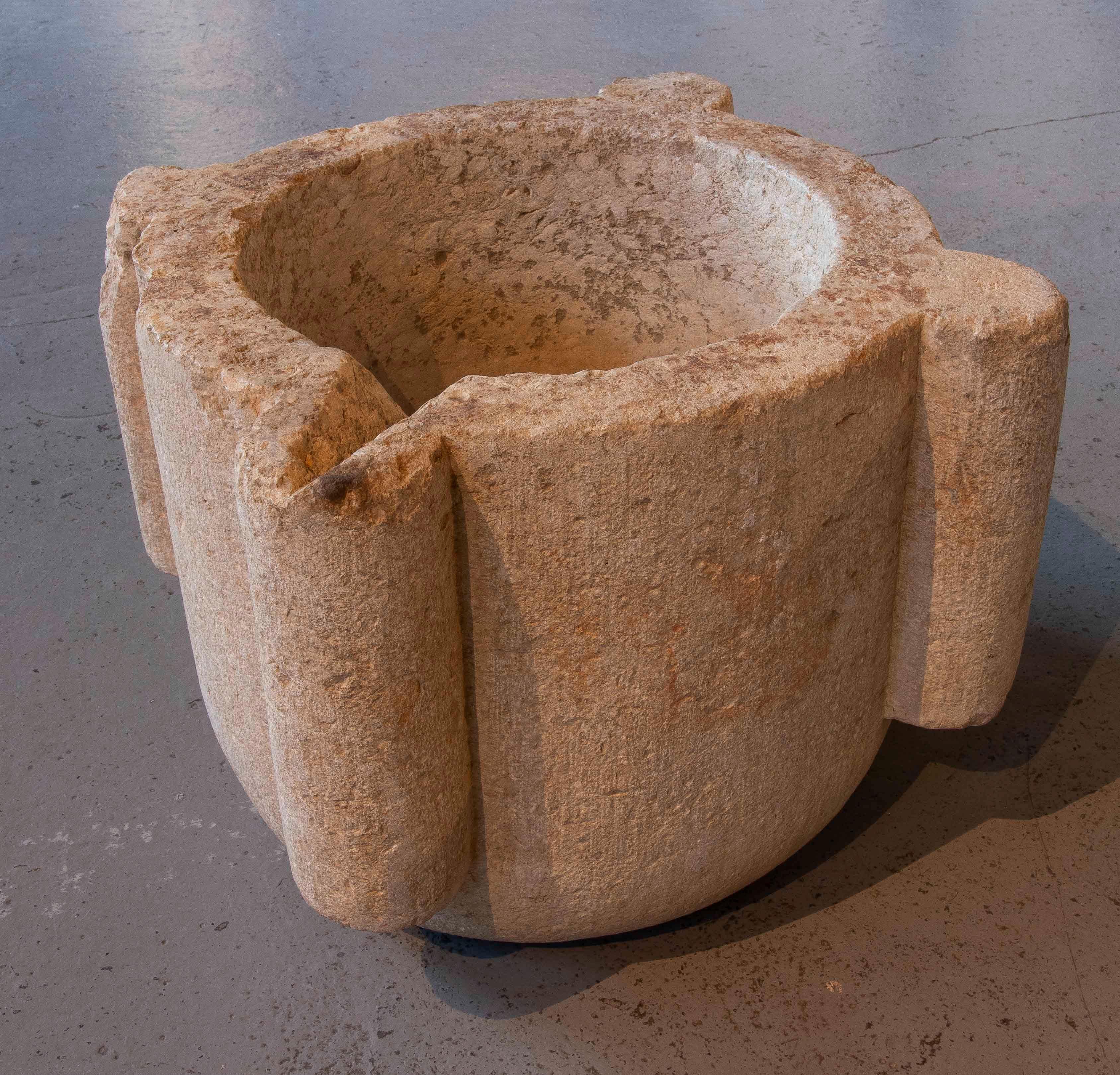16th Large Antique Carved Stone Mortar In Good Condition For Sale In Marbella, ES