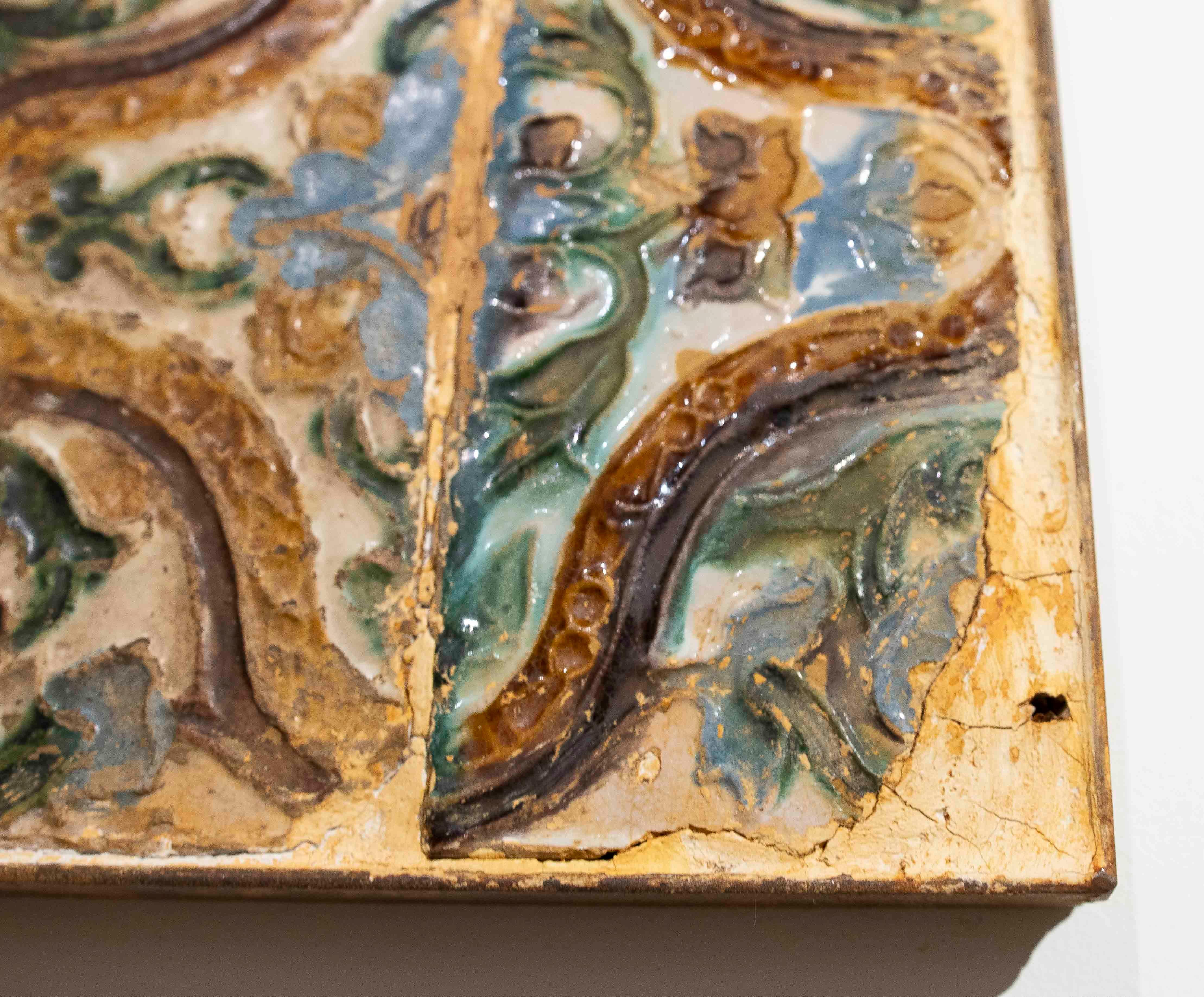 16th Pair of Historic Glazed Tiles with Organic Relief Design im Zustand „Gut“ im Angebot in Marbella, ES