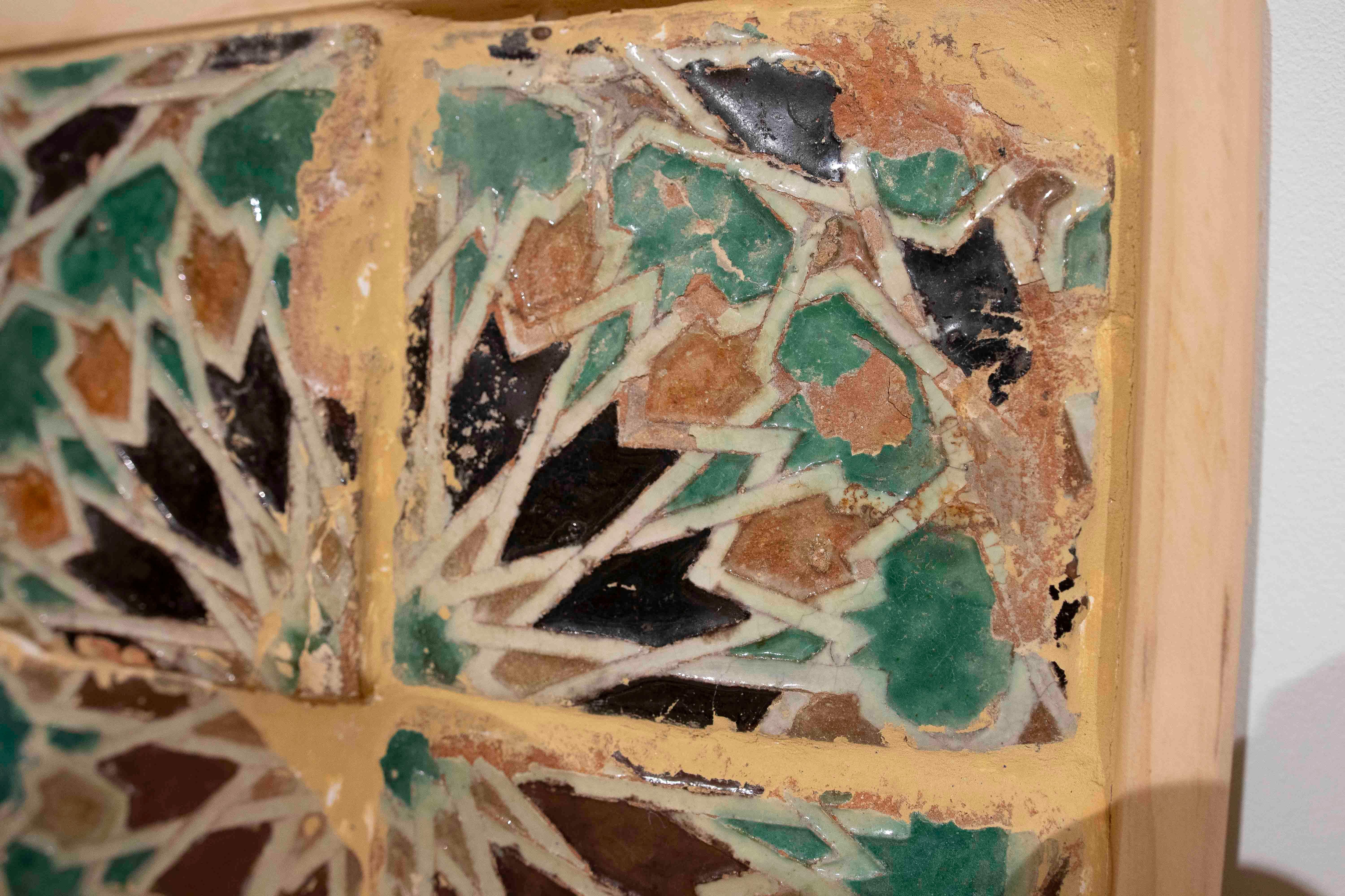 16th Panel of Four Antique Geometric Glazed Tiles in a Wooden Frame in vendita 5