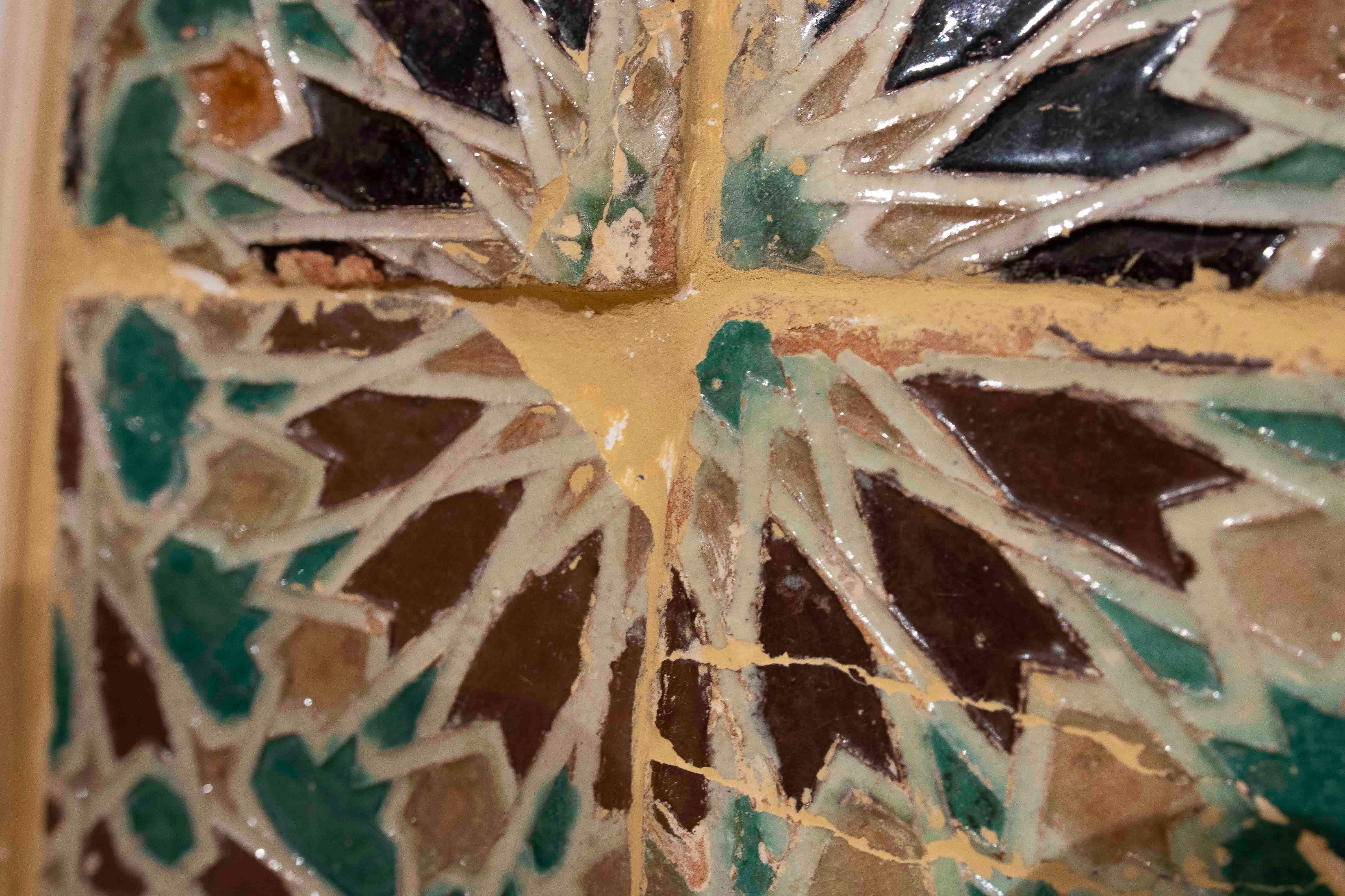 16th Panel of Four Antique Geometric Glazed Tiles in a Wooden Frame In condizioni buone in vendita a Marbella, ES