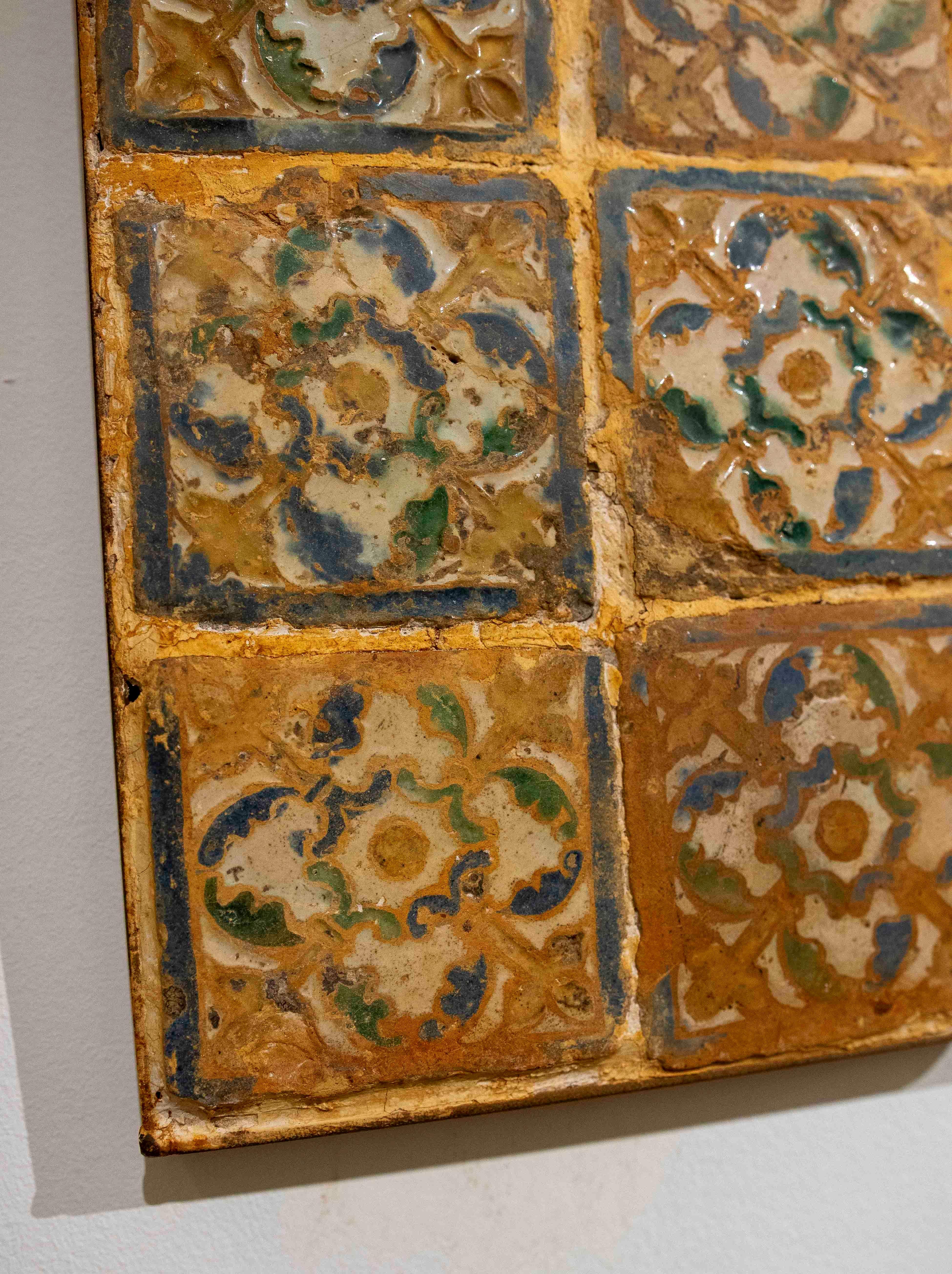 16th Panel of Six Antique Tiles with Enamelled Floral Motifs en Bueno estado para la venta en Marbella, ES