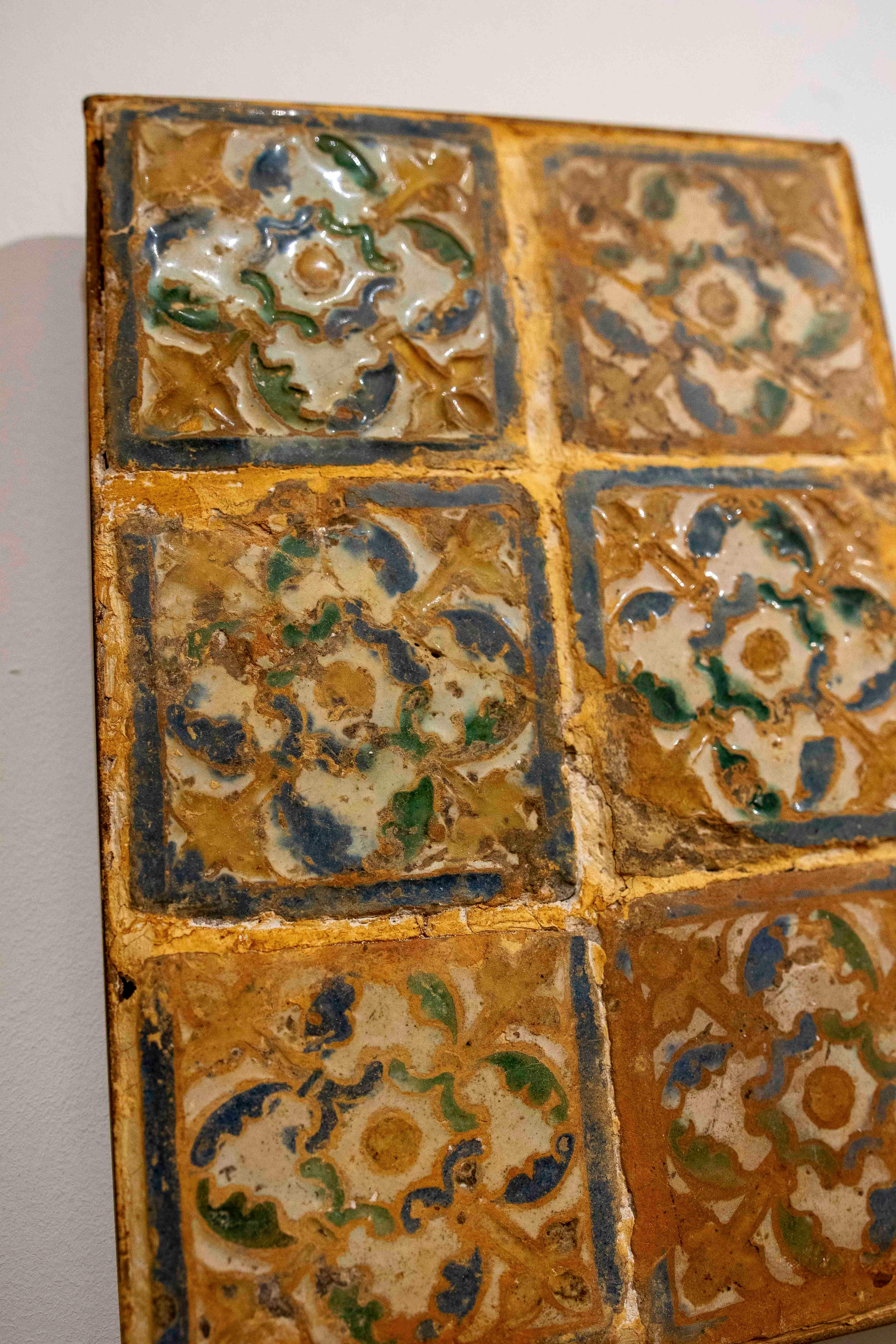 16th Panel of Six Antique Tiles with Enamelled Floral Motifs siglo XVIII y antes en venta