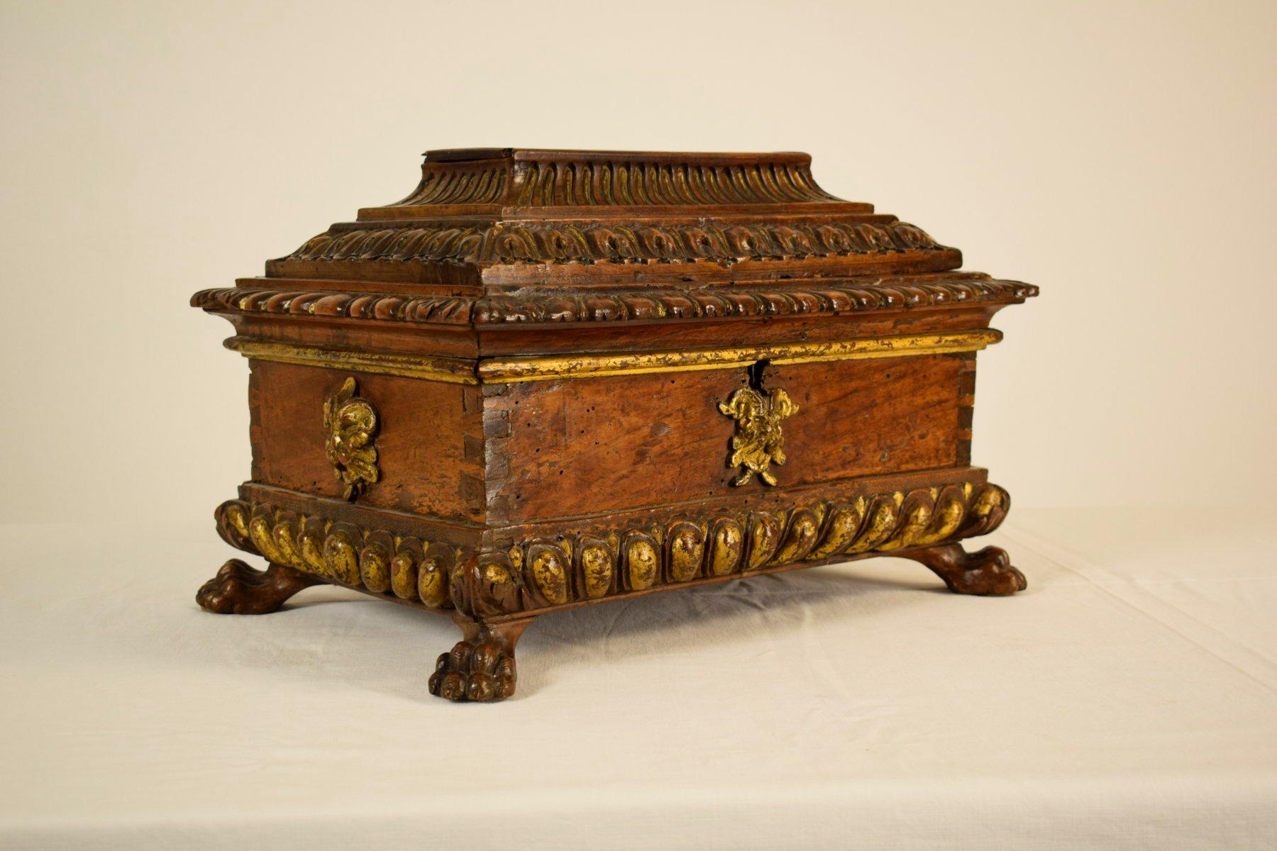 Precious box made in carved and gilded walnut wood, Tuscany (Italy) 16th century.
This type of gift box was made as a jewelry box, sometimes used to hold wedding gifts, carrying jewels and coins inside.
This wood box consists in a rectangular