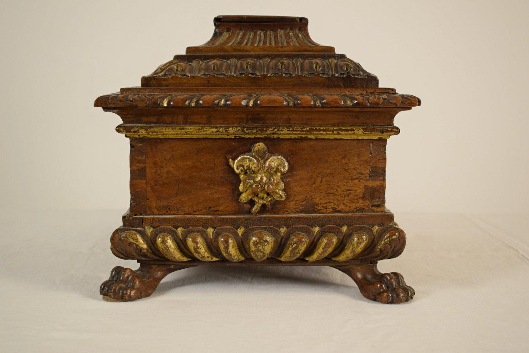 Italian 16th Century Tuscany Carved and Gilded Wood Box