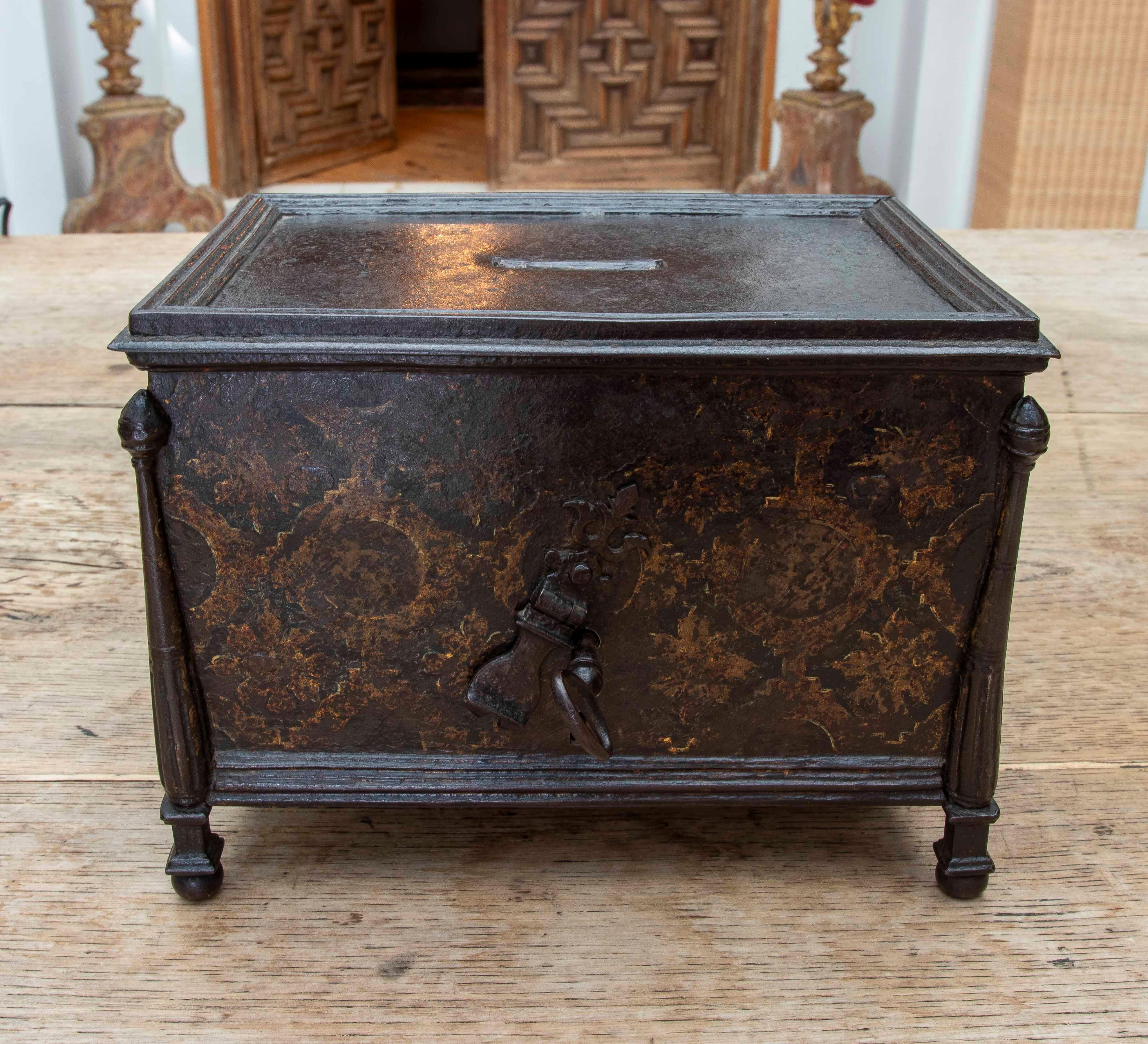 Impressive wrought iron tabletop safe with engraved decoration and original patina. This type of safe was commonly used in the 16th and 17th centuries to hold valuables, alms, or documents, in both religious and civil contexts.

The solid structure