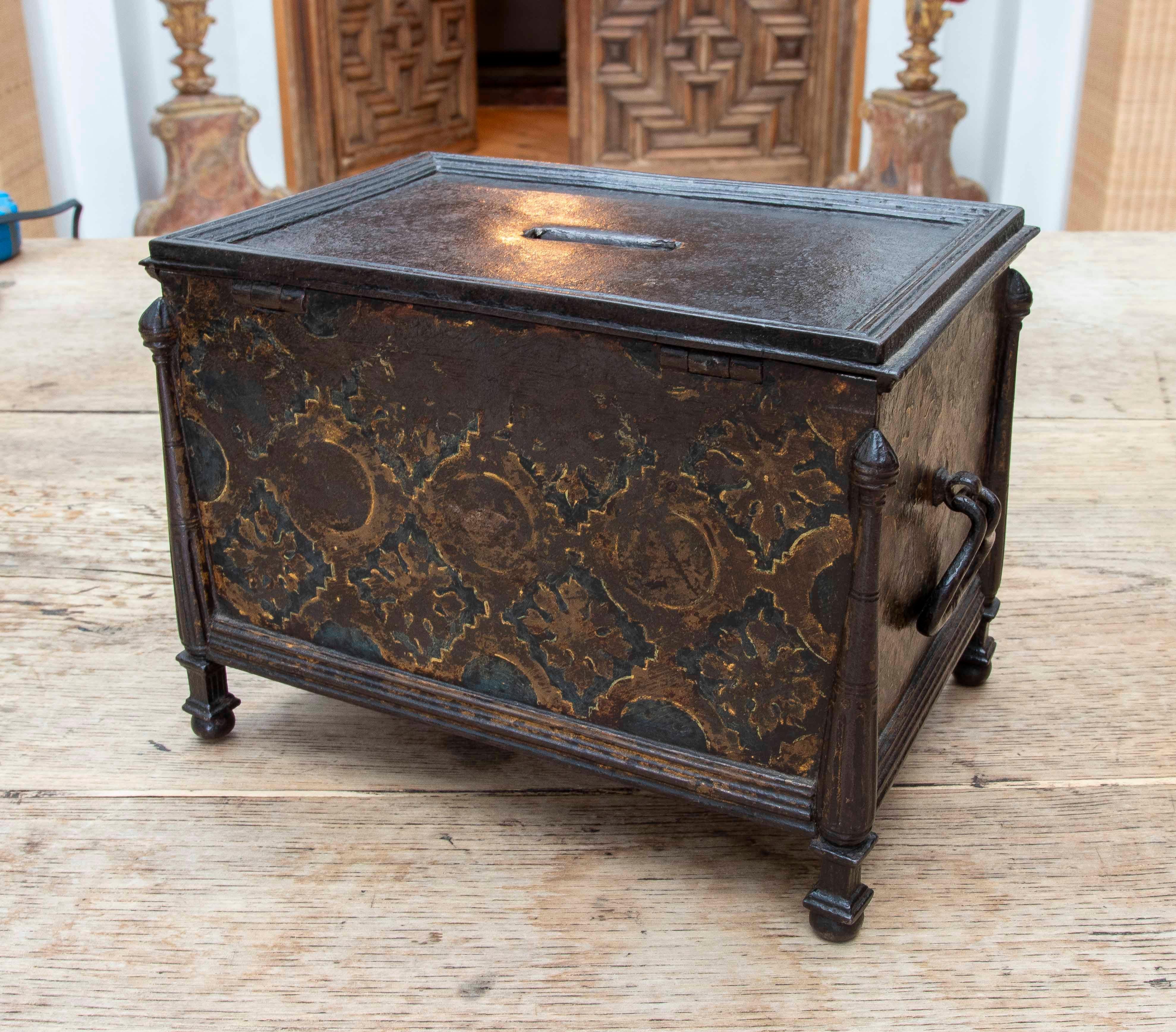 16th Wrought Iron Safe, Renaissance Style, for Donations or Cash Chest In Good Condition For Sale In Marbella, ES