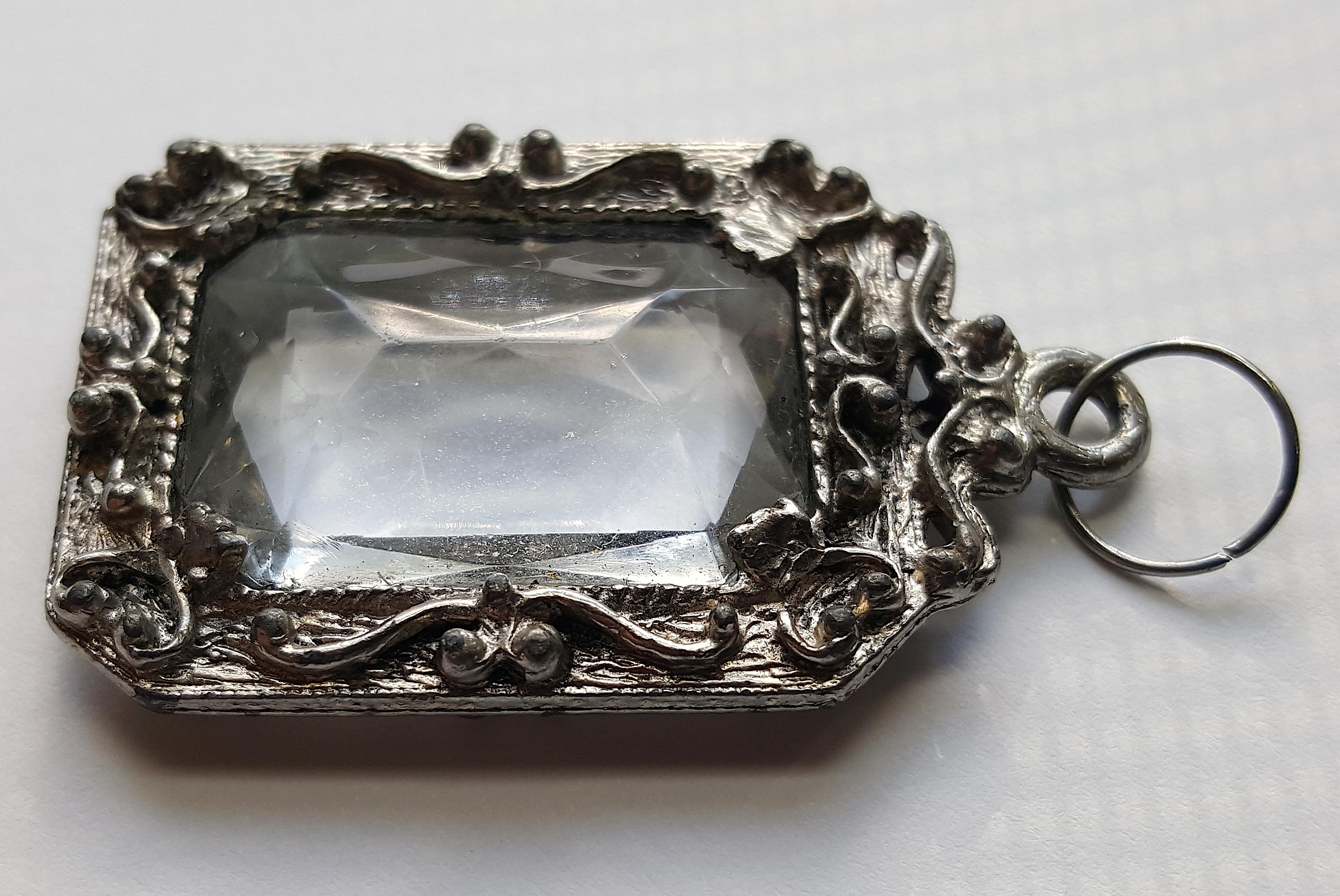 Pendentif en cristal de roche du XVIe siècle, taillé en ciseaux, en argent et orné de volutes. en vente 5
