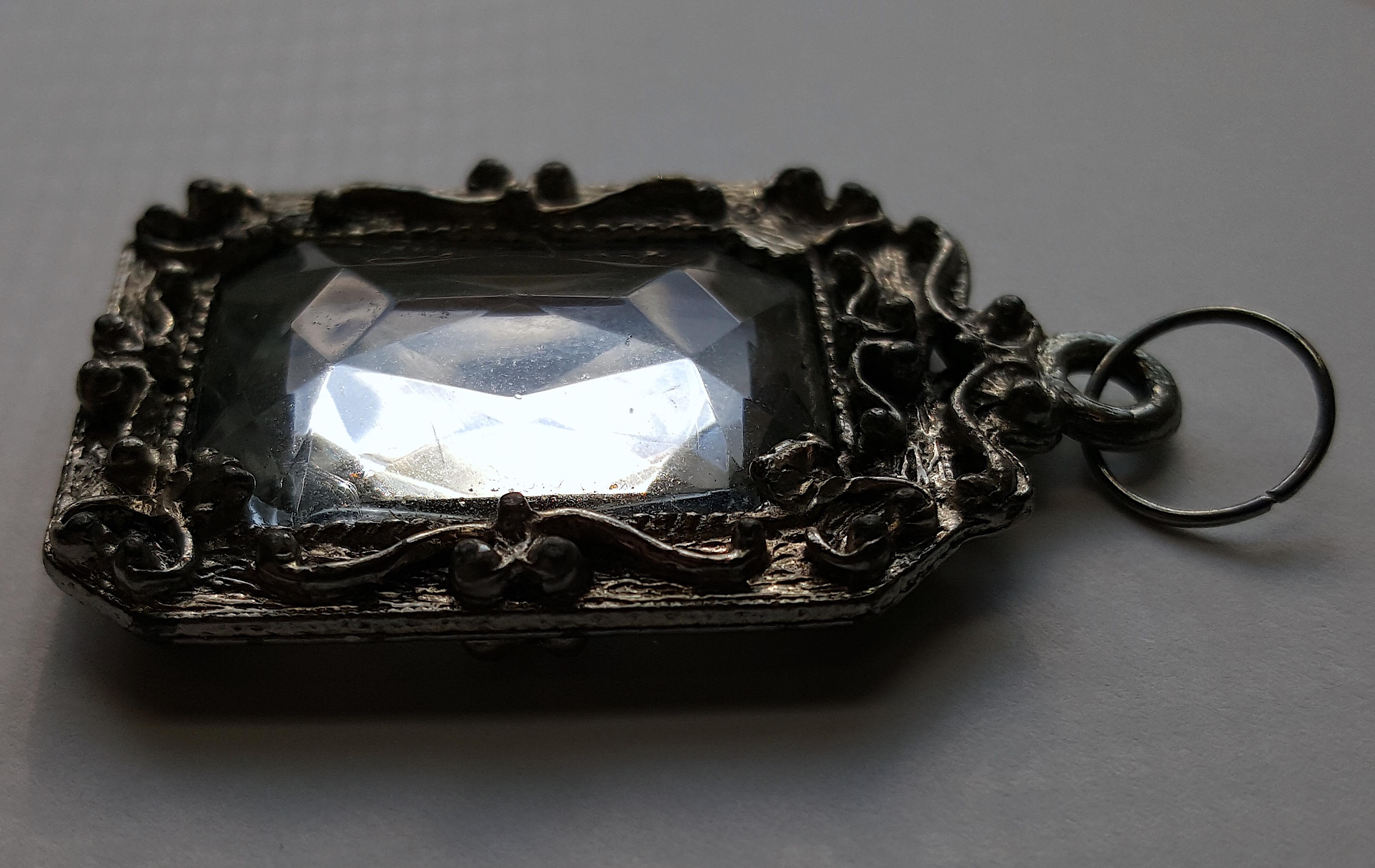 Pendentif en cristal de roche du XVIe siècle, taillé en ciseaux, en argent et orné de volutes. en vente 6