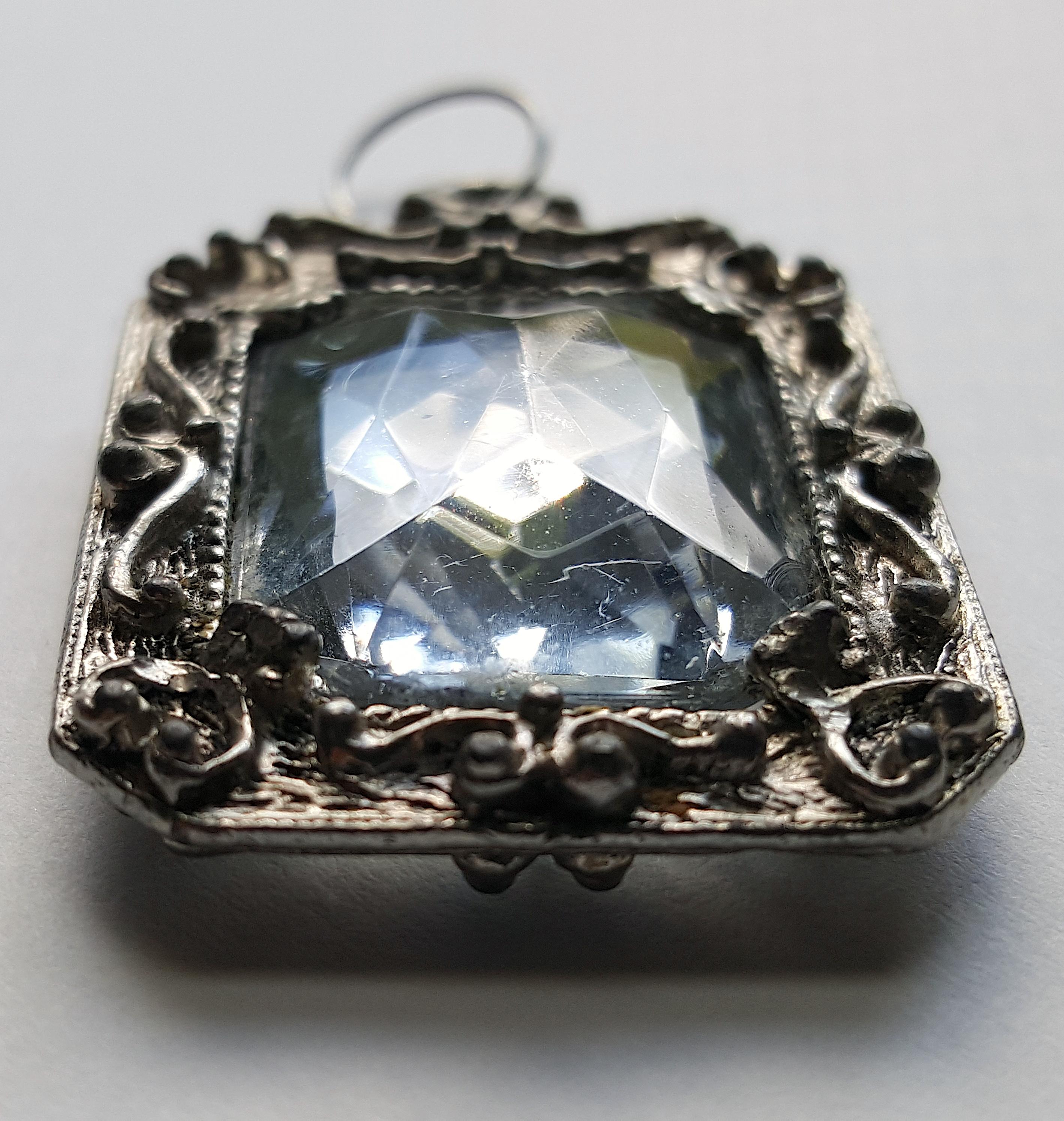 Renaissance Pendentif en cristal de roche du XVIe siècle, taillé en ciseaux, en argent et orné de volutes. en vente