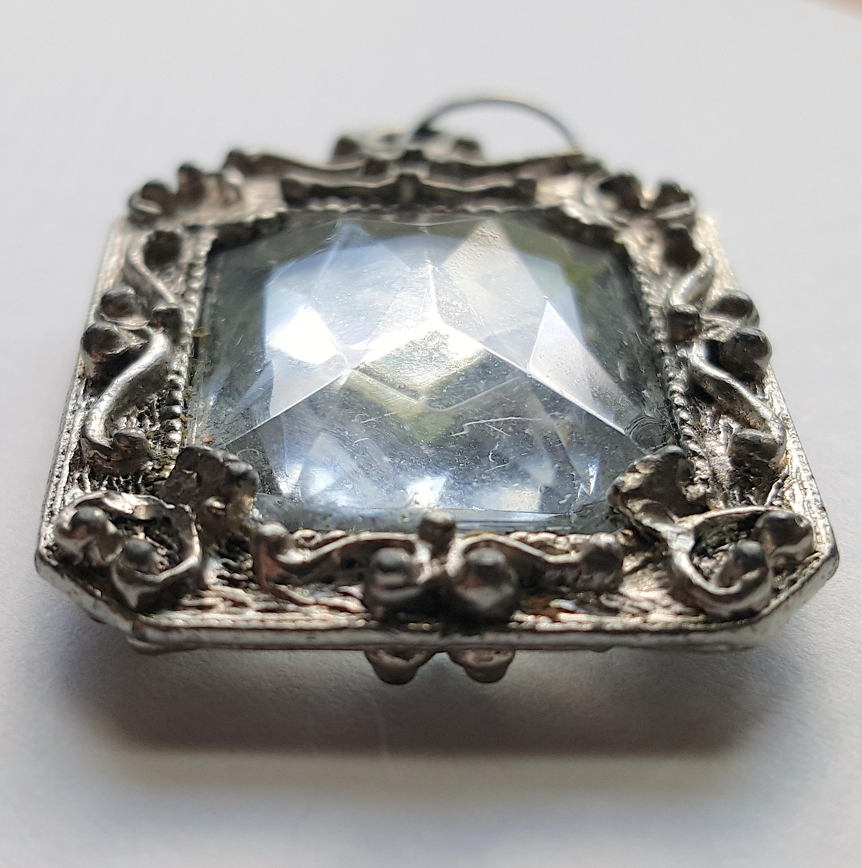Taille française Pendentif en cristal de roche du XVIe siècle, taillé en ciseaux, en argent et orné de volutes. en vente