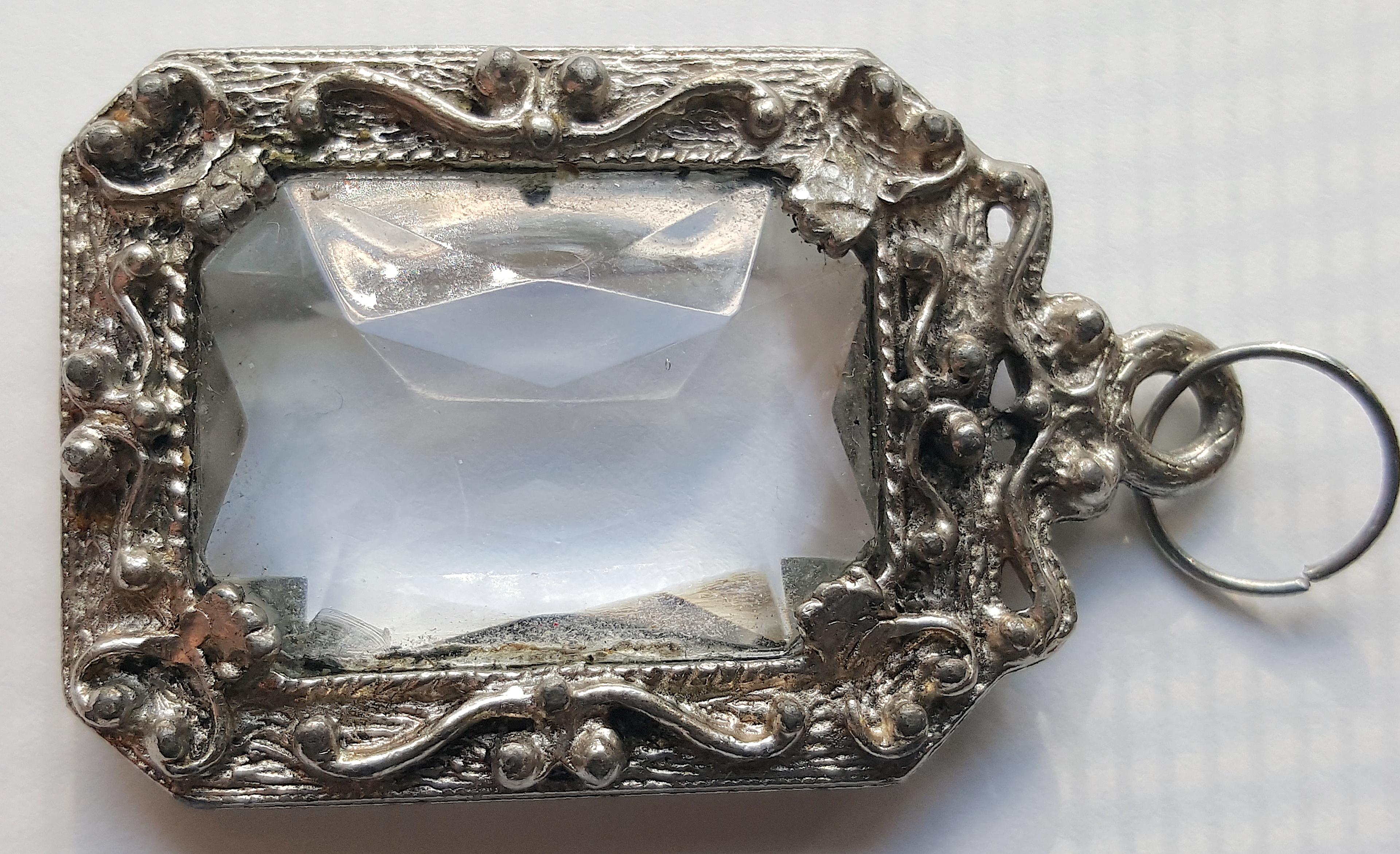 Pendentif en cristal de roche du XVIe siècle, taillé en ciseaux, en argent et orné de volutes. en vente 4