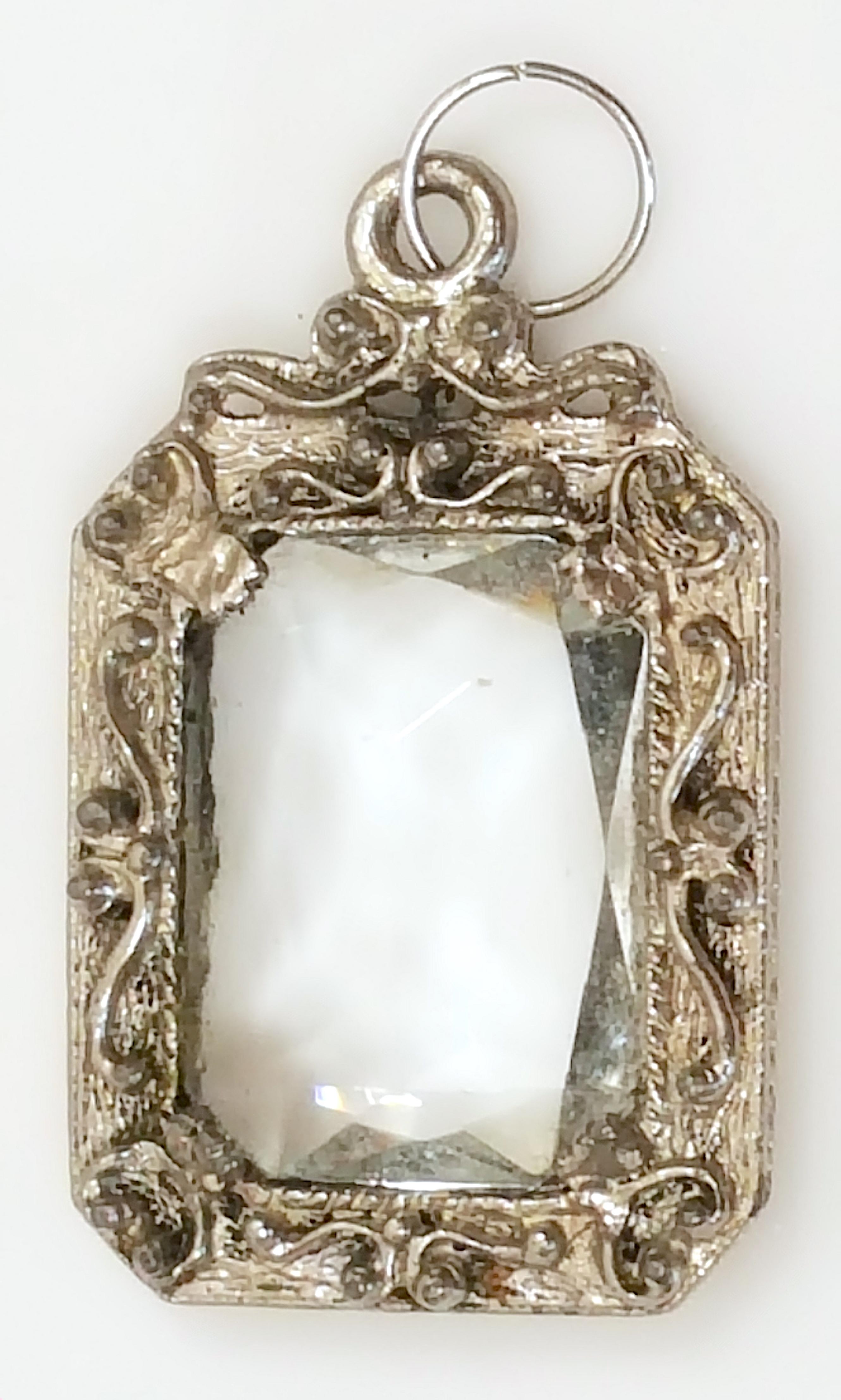 Pendentif en cristal de roche du XVIe siècle, taillé en ciseaux, en argent et orné de volutes. Unisexe en vente