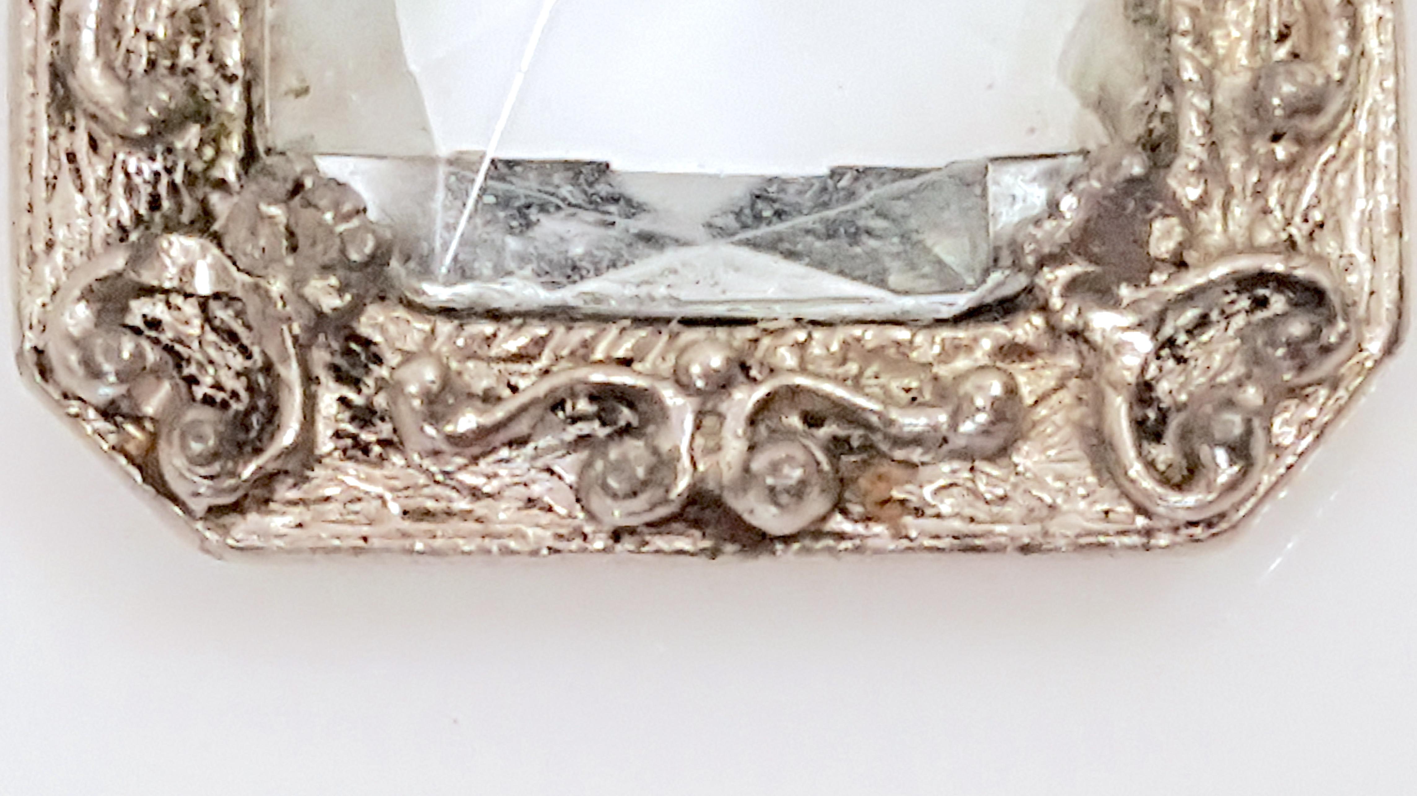 Pendentif en cristal de roche du XVIe siècle, taillé en ciseaux, en argent et orné de volutes. en vente 1