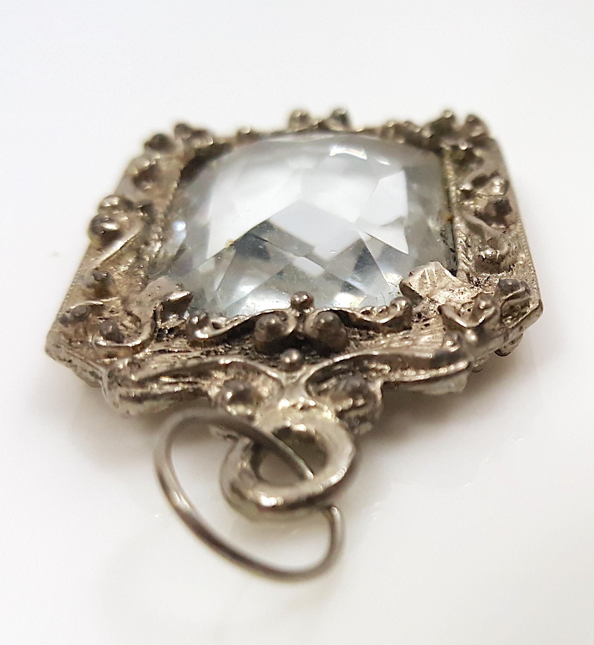 Pendentif en cristal de roche du XVIe siècle, taillé en ciseaux, en argent et orné de volutes. en vente 2