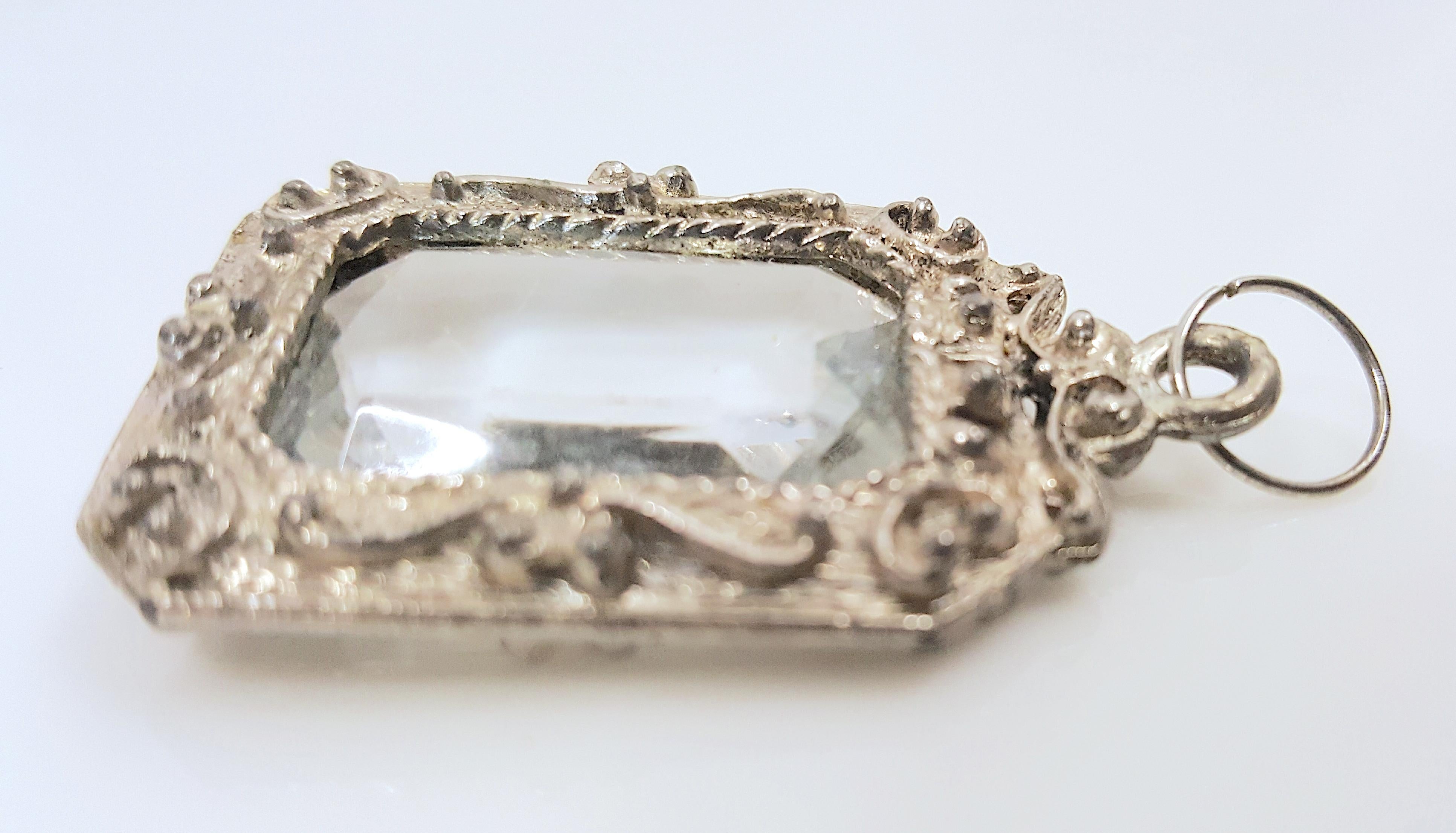 Ciondolo con cristallo di rocca Hogback ScissorCut in argento a rilievo con volute del 16° secolo in vendita 3