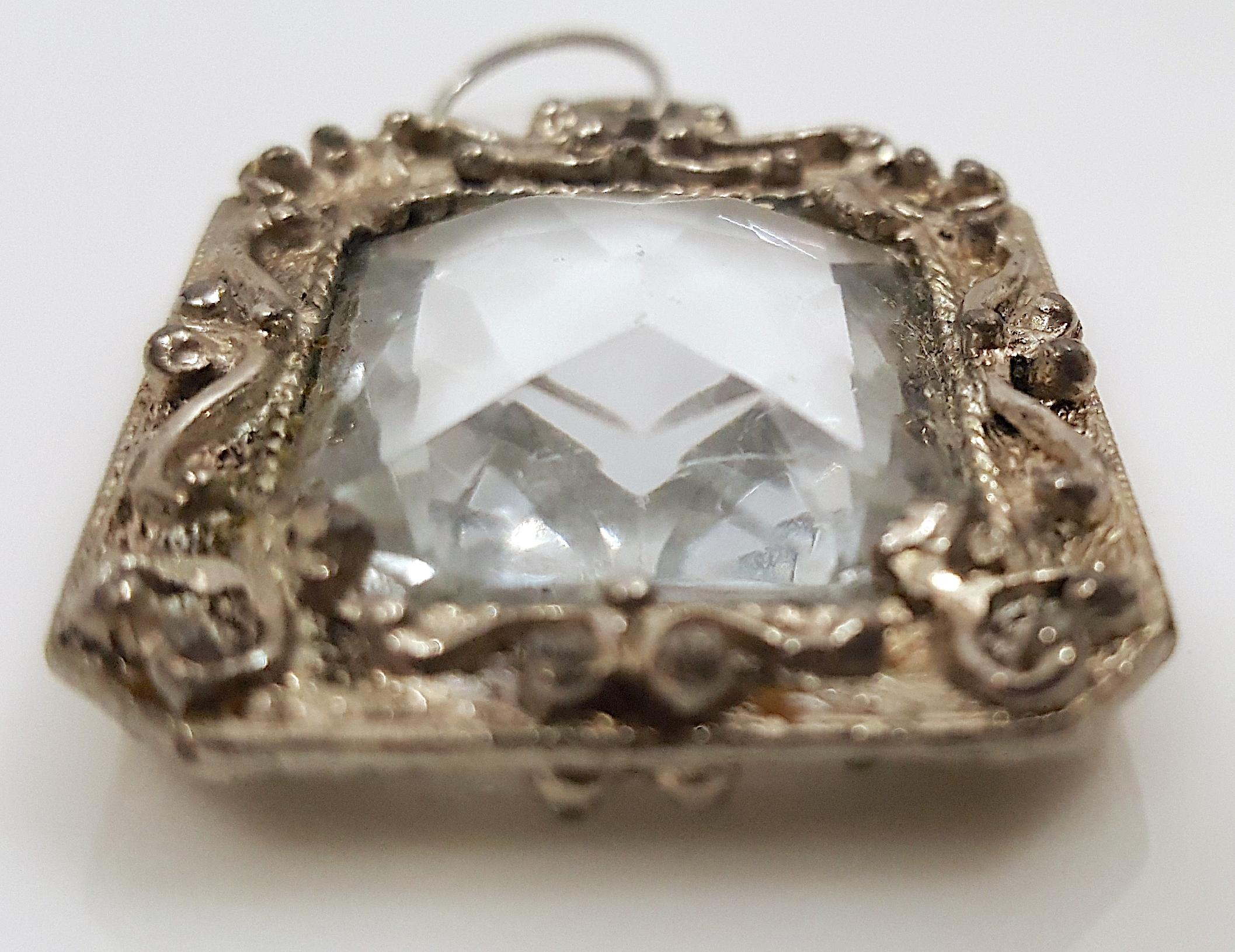 Pendentif en cristal de roche du XVIe siècle, taillé en ciseaux, en argent et orné de volutes. Bon état - En vente à Chicago, IL