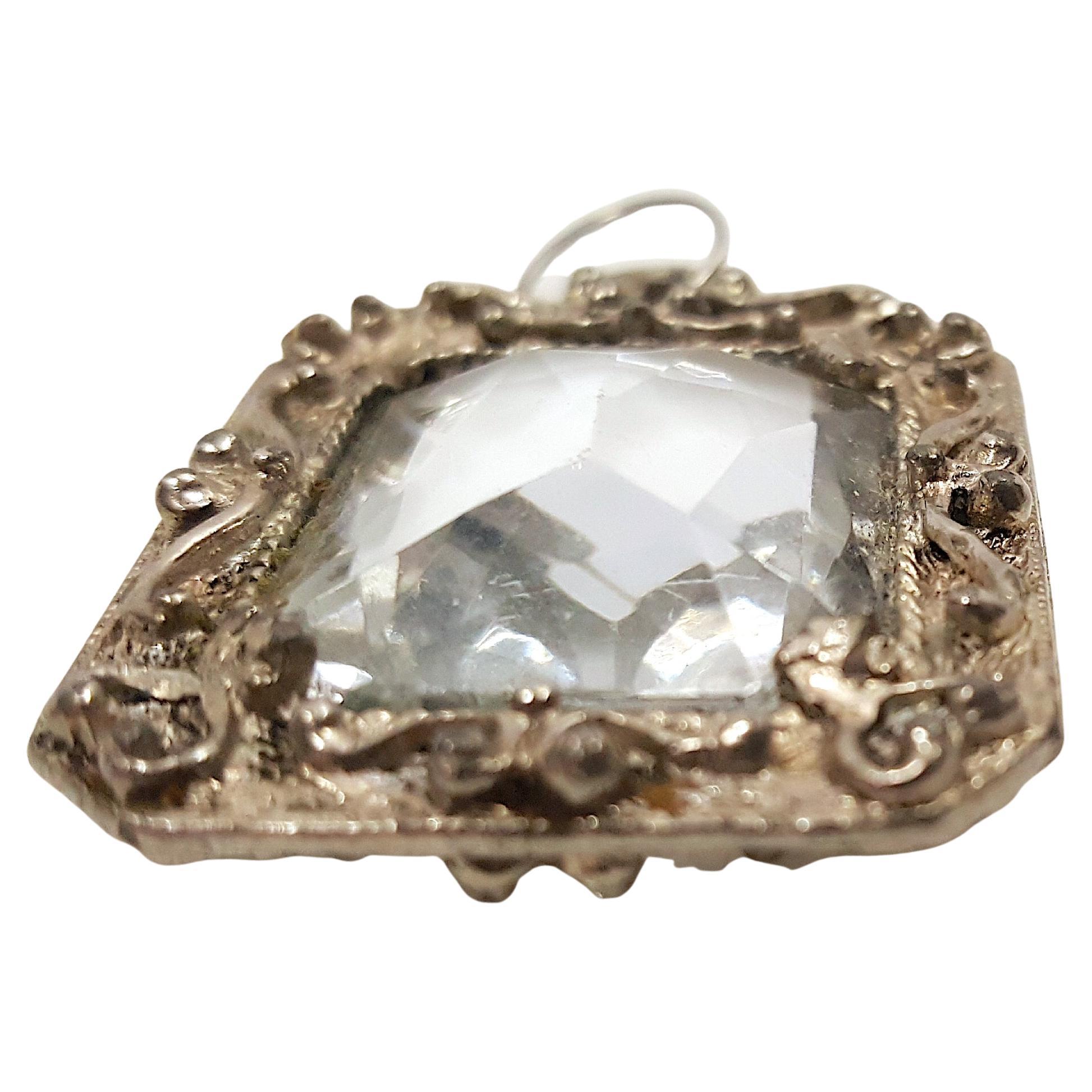 Pendentif en cristal de roche du XVIe siècle, taillé en ciseaux, en argent et orné de volutes. en vente
