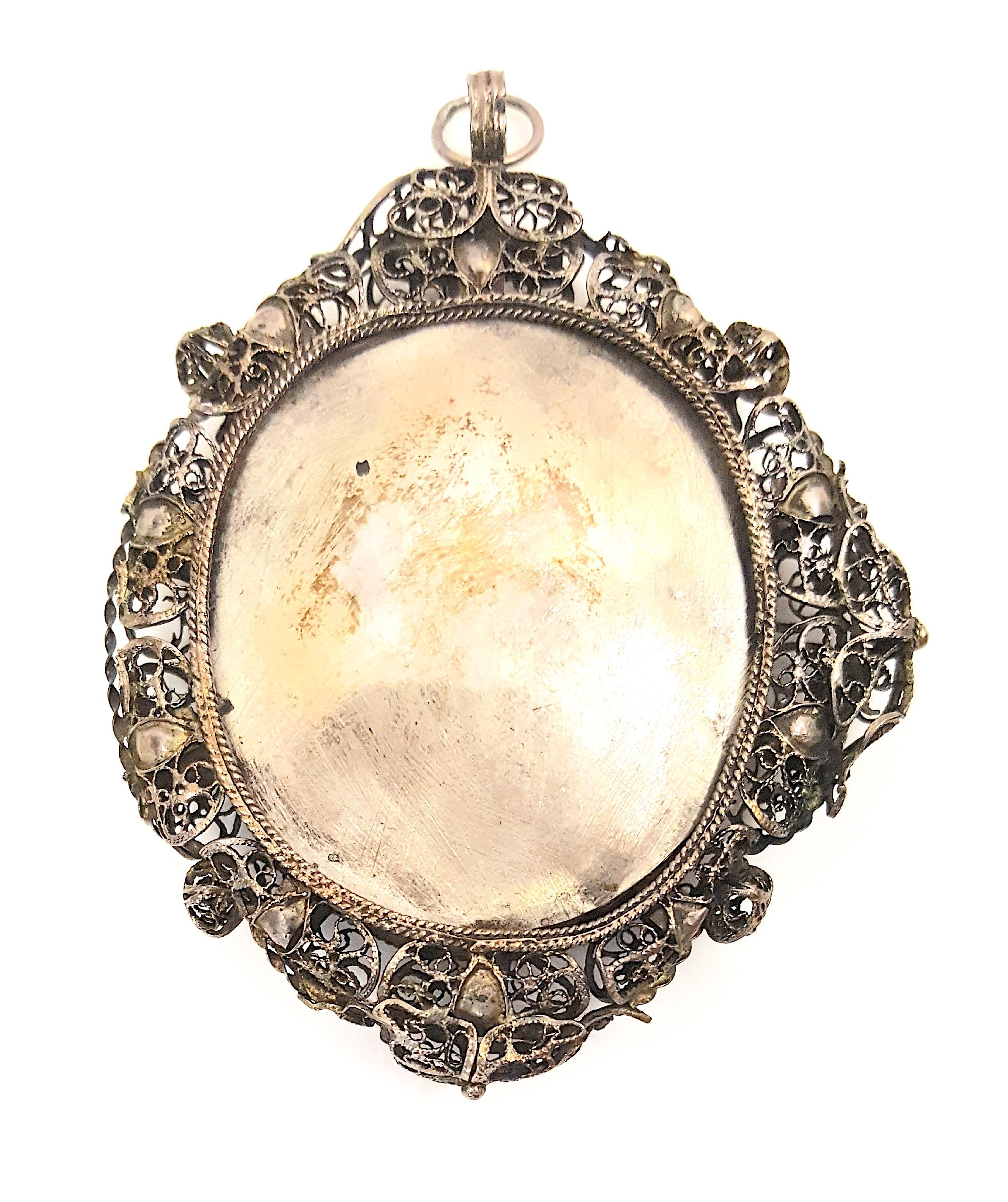 Taille vieille Europe Pendentif en forme de médaillon en cristal doré et filigrane Ange ultramarin de la Renaissance du XVIe siècle en vente
