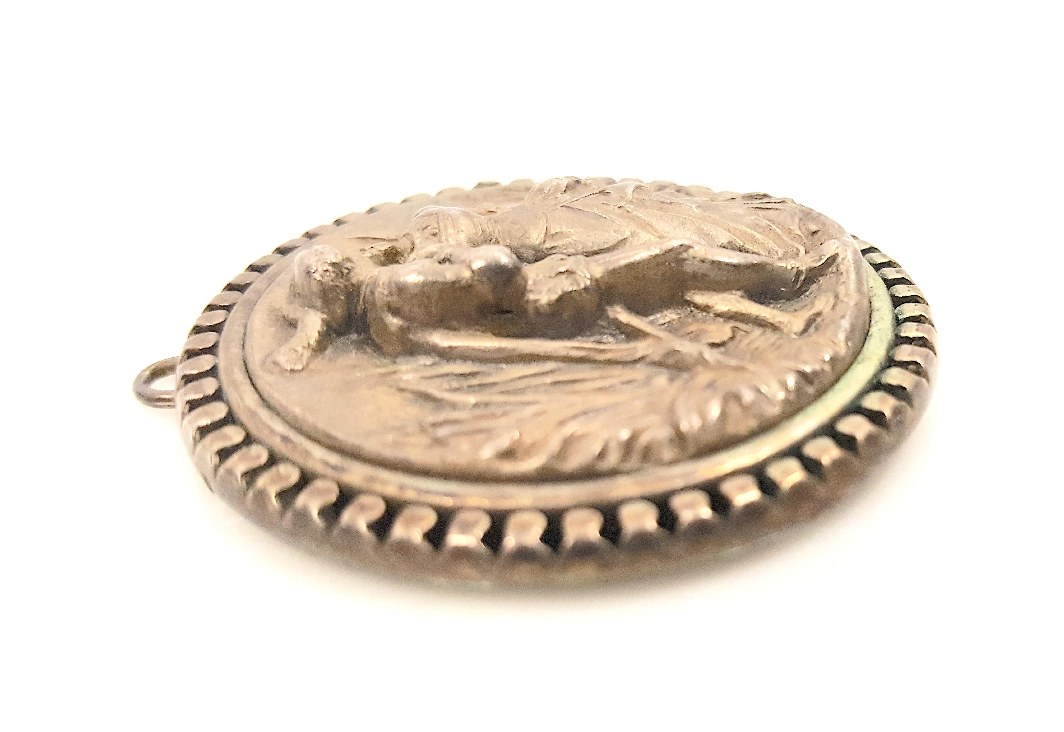 XVIe siècle Renaissance ArgentRepousse Pendentif Romantique de Fiançailles ou Badge Chapeau Bon état - En vente à Chicago, IL