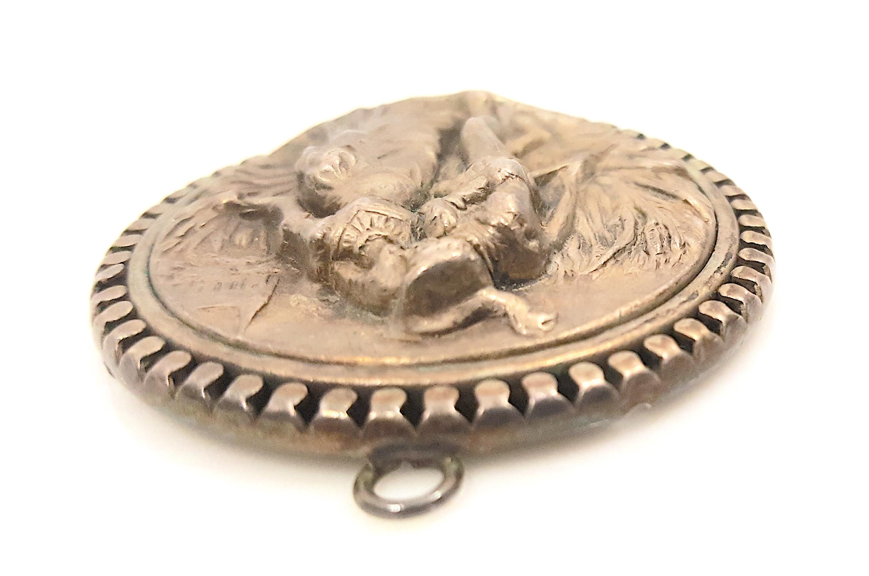 XVIe siècle Renaissance ArgentRepousse Pendentif Romantique de Fiançailles ou Badge Chapeau en vente 1