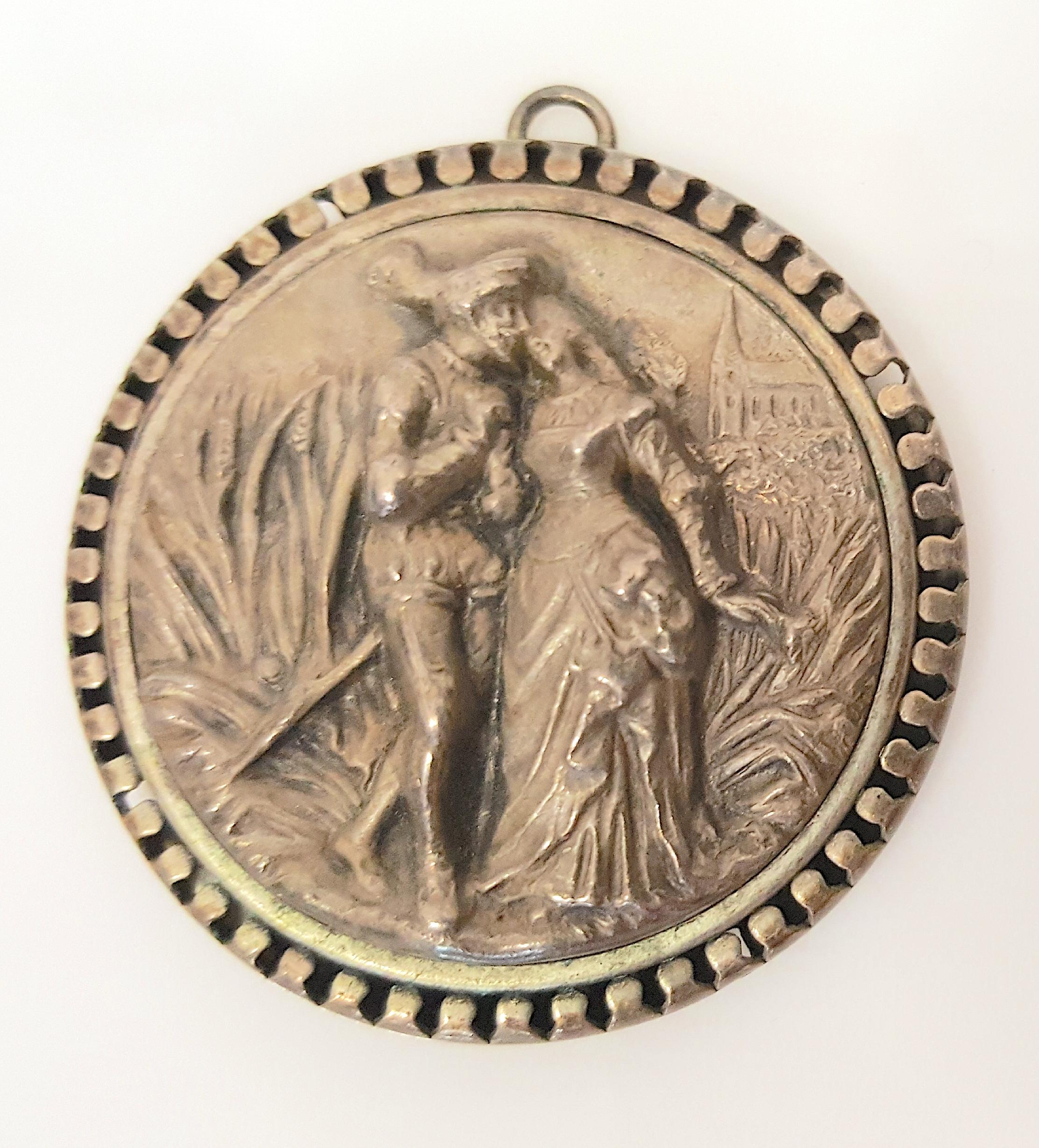 XVIe siècle Renaissance ArgentRepousse Pendentif Romantique de Fiançailles ou Badge Chapeau en vente 3