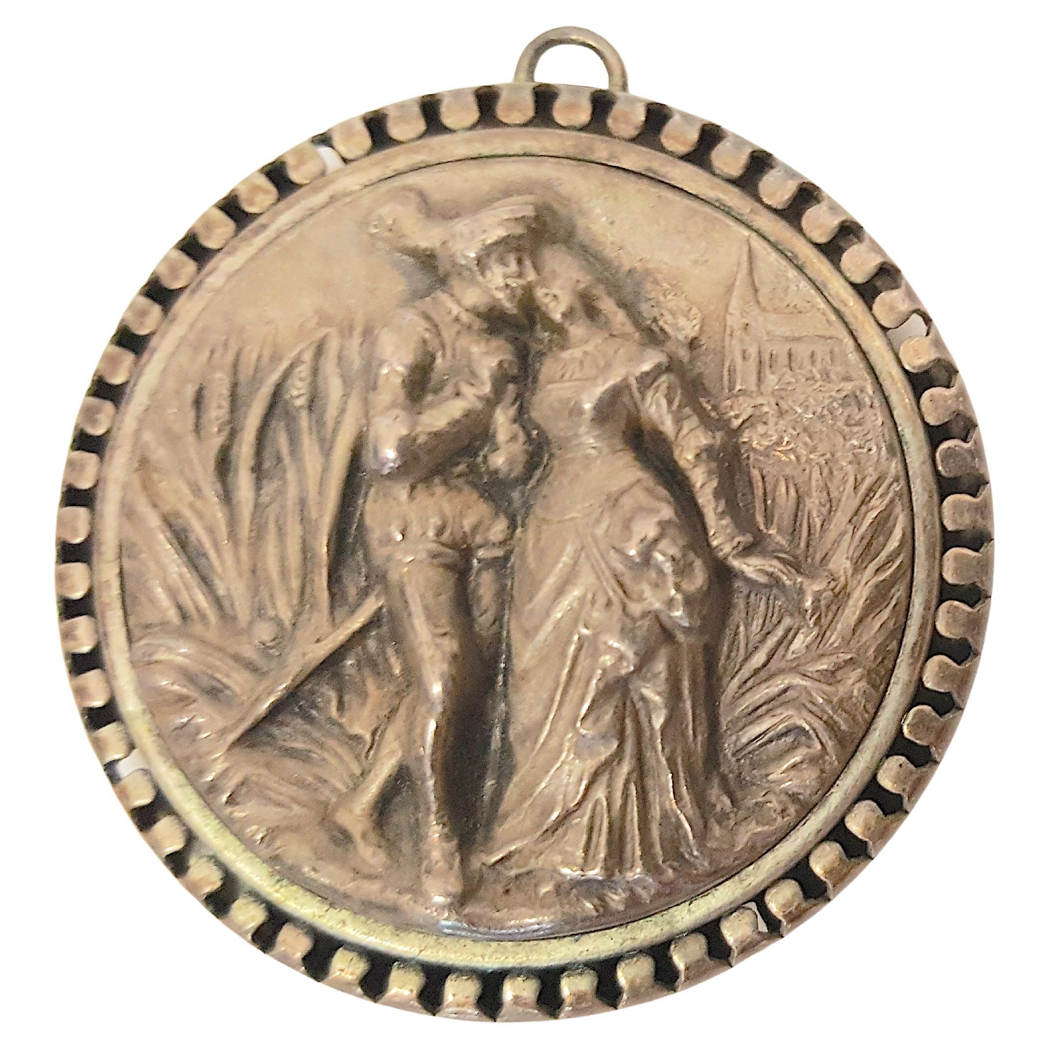 XVIe siècle Renaissance ArgentRepousse Pendentif Romantique de Fiançailles ou Badge Chapeau en vente