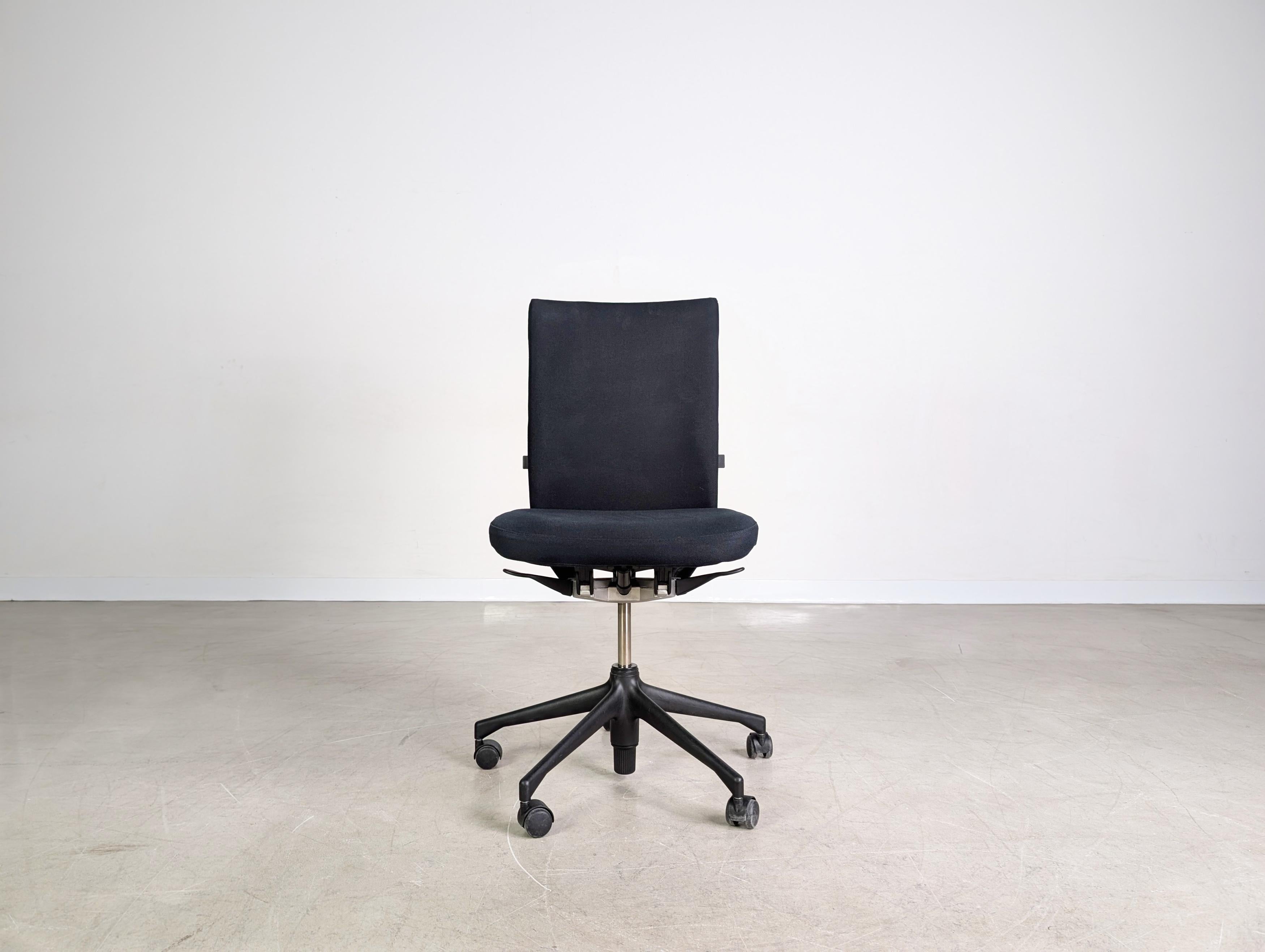Postmoderne 16x Original Vitra Bürostuhl T-Chair schwarz Design Stuhl Chefsessel en vente