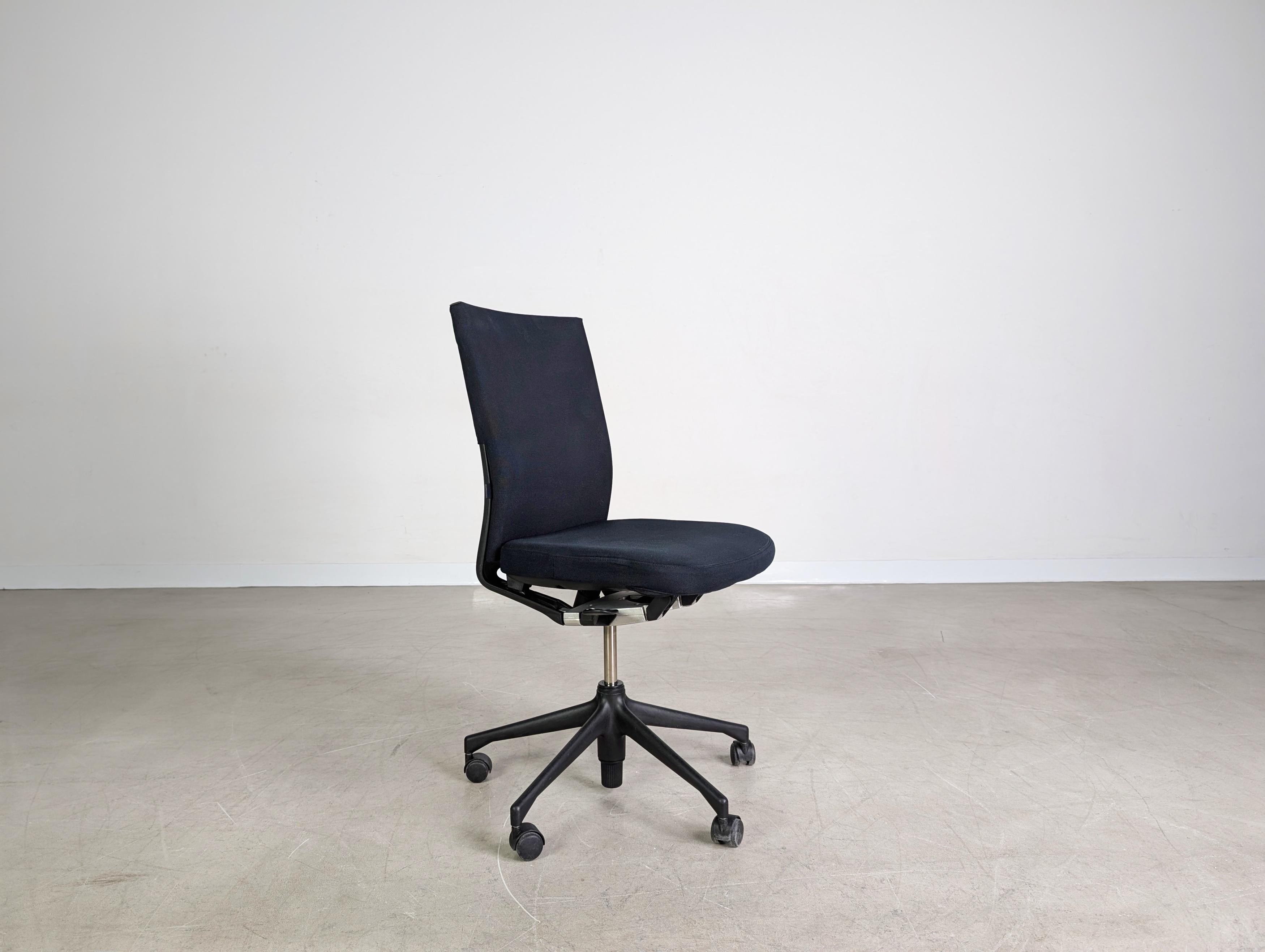 16x Original Vitra Bürostuhl T-Chair schwarz Design Stuhl Chefsessel Bon état - En vente à Berlin, DE