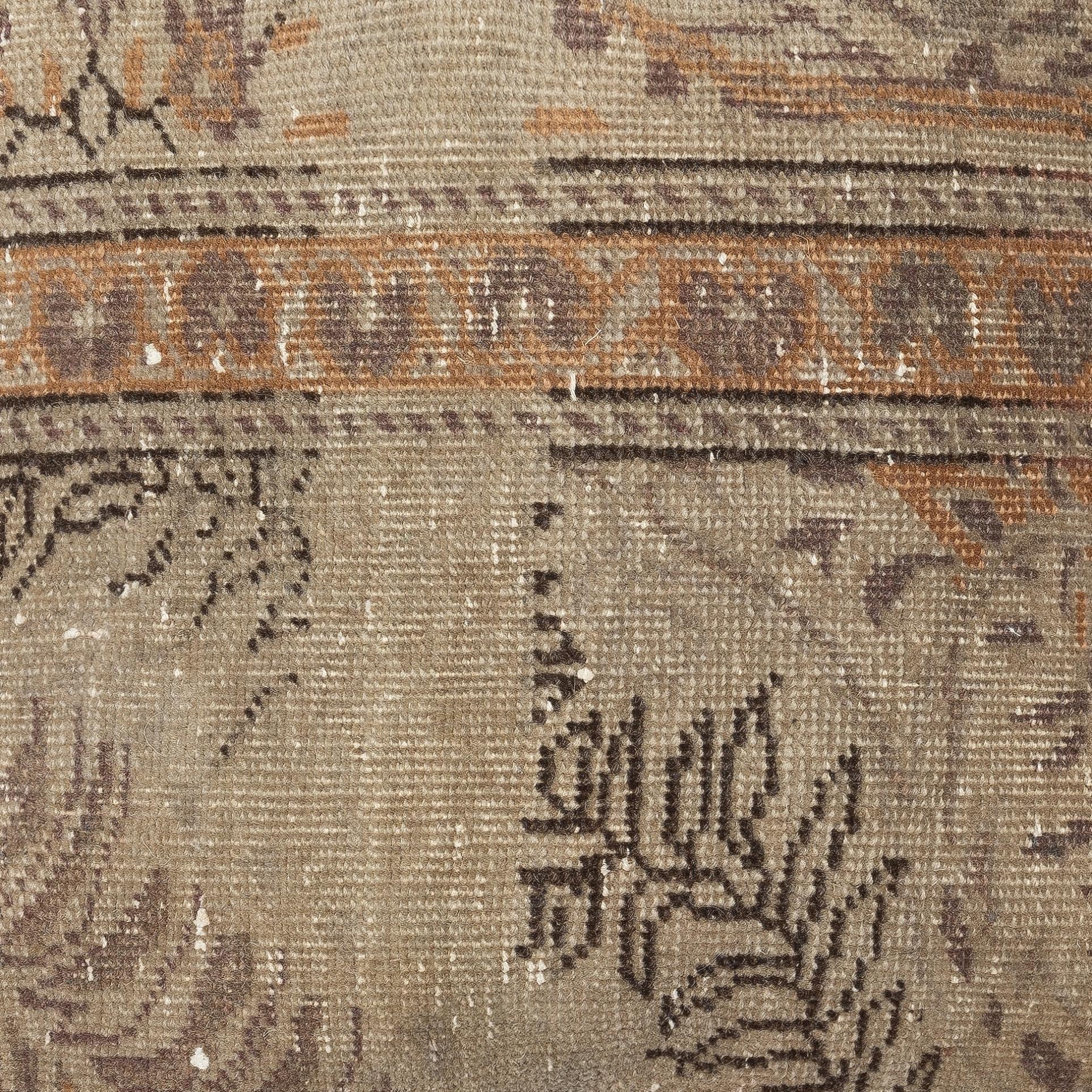 Ajoutez une touche d'histoire et de chaleur à votre espace avec cette housse de coussin vintage en laine turque faite à la main. Fabriquée à partir d'authentiques tapis turcs noués à la main, chaque pièce est unique et présente des motifs complexes
