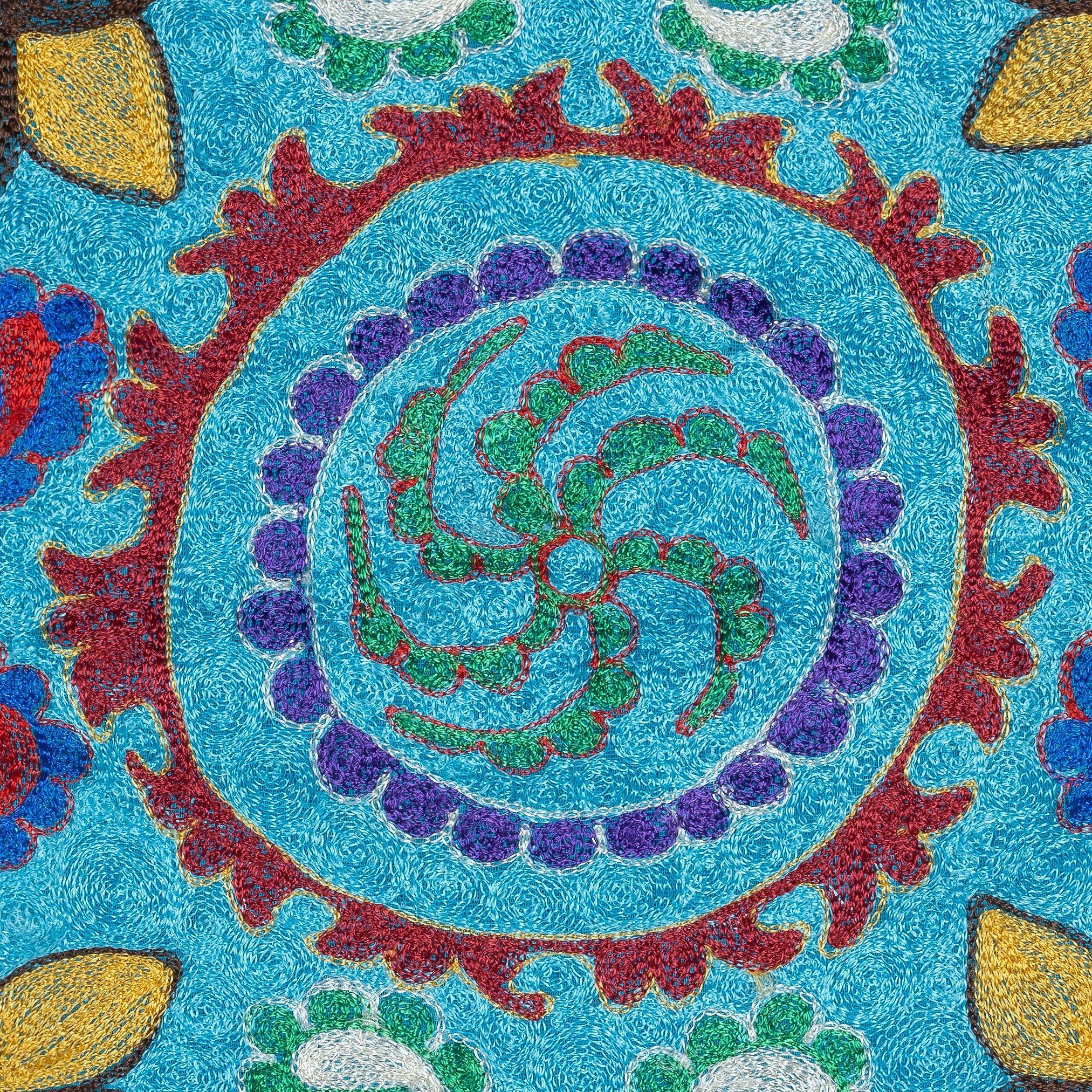 Infondi nella tua casa il ricco patrimonio dell'Asia centrale con questo raffinato copricuscino Suzani ricamato a mano, realizzato da abili artigiani dell'Uzbekistan. Questo splendido tessuto è una vera e propria opera d'arte, caratterizzata da un