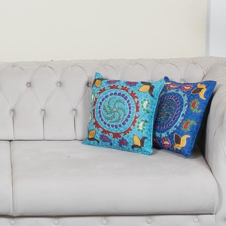 Suzani Housse de coussin en soie et coton brodée à la main 16 
