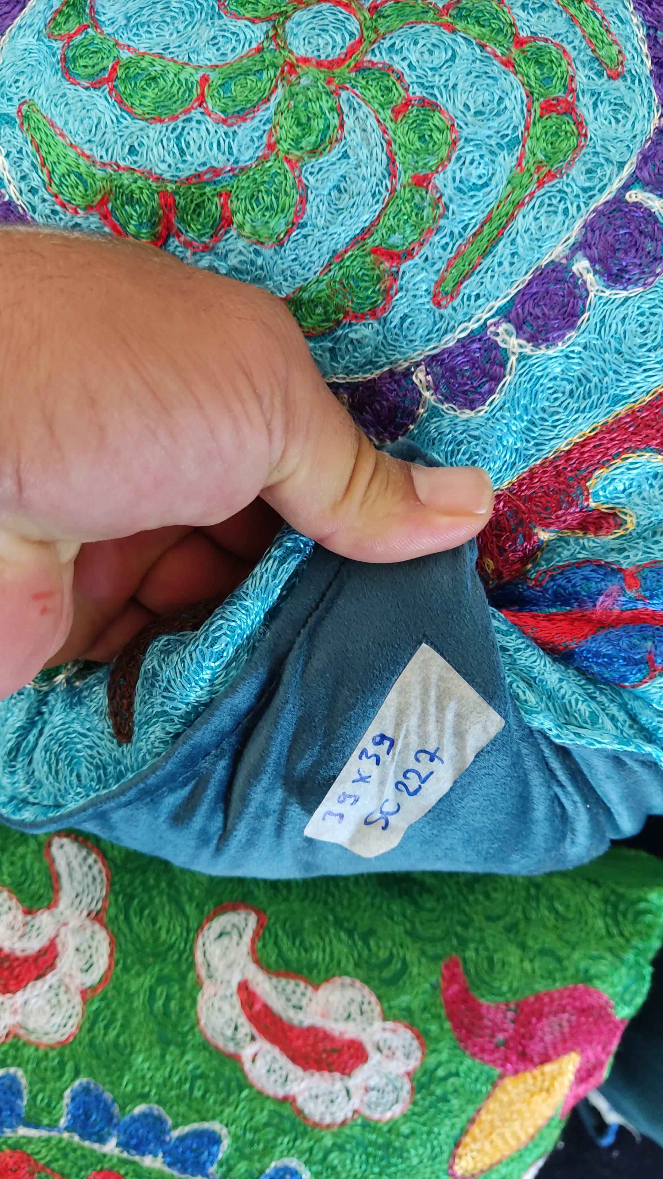 Housse de coussin en soie et coton brodée à la main 16 