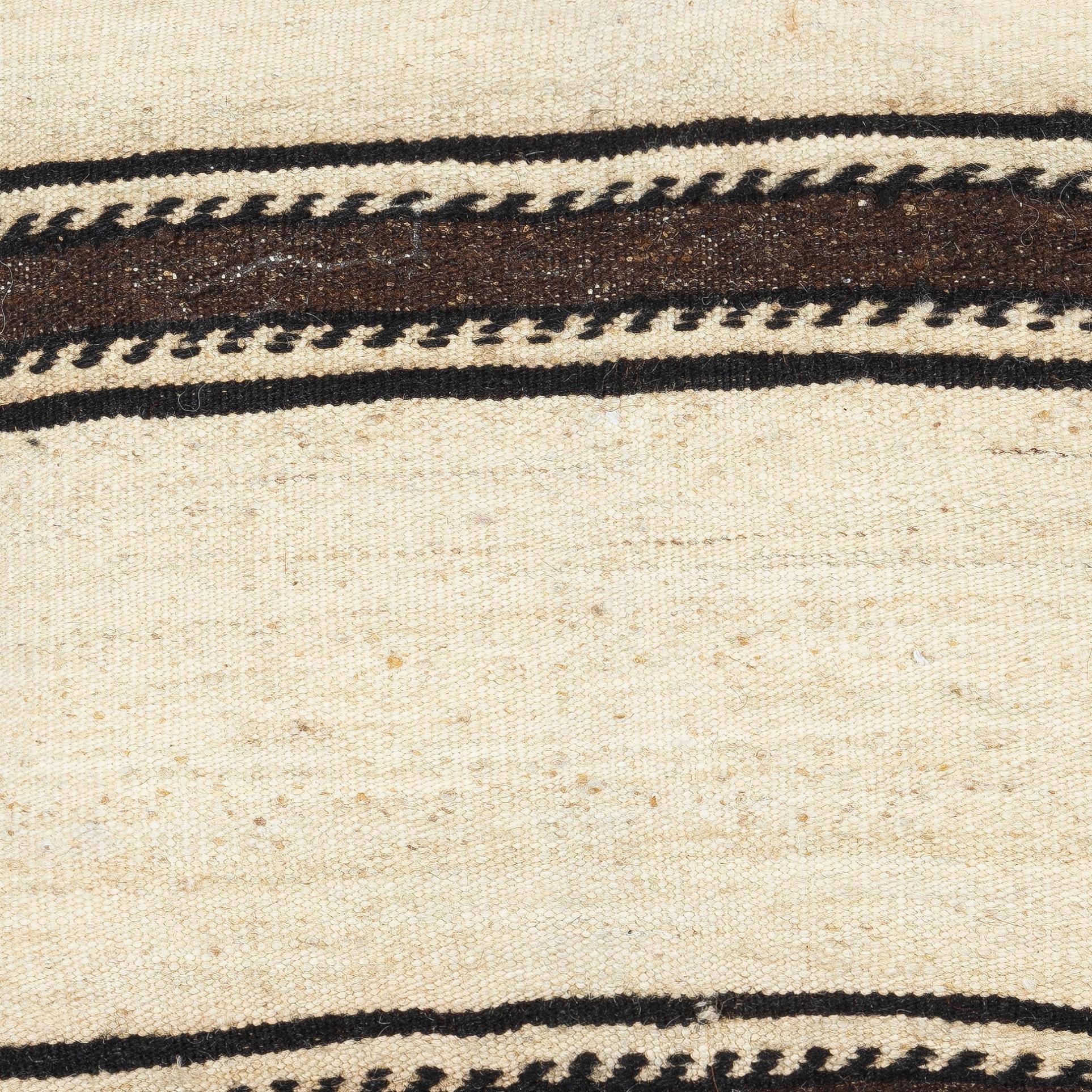 Aggiungi un tocco di storia e calore al tuo spazio con questo copricuscino kilim in lana turca vintage fatto a mano. Realizzati con autentici kilim turchi annodati a mano, ogni pezzo è unico nel suo genere e presenta motivi intricati e colori ricchi