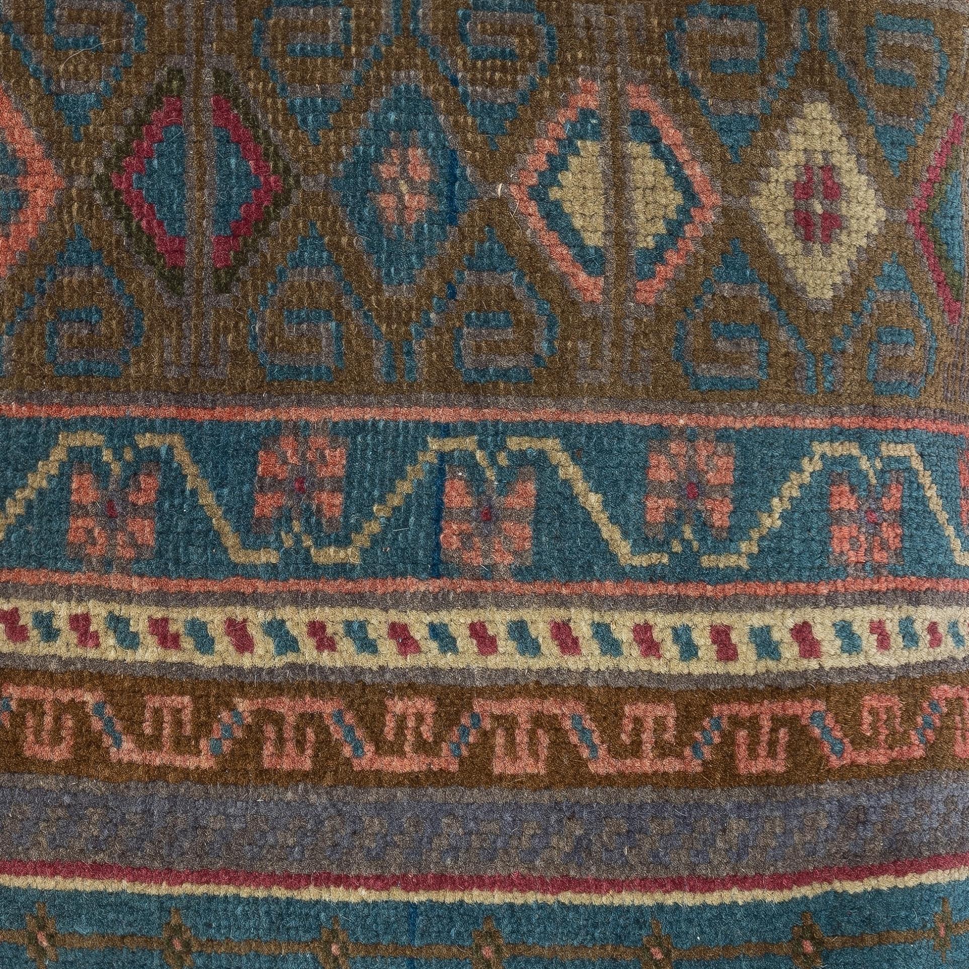 Añade un toque de historia y calidez a tu espacio con esta funda de cojín vintage hecha a mano en lana turca. Elaboradas a partir de auténticas alfombras turcas anudadas a mano, cada pieza es única, con intrincados dibujos y ricos colores que