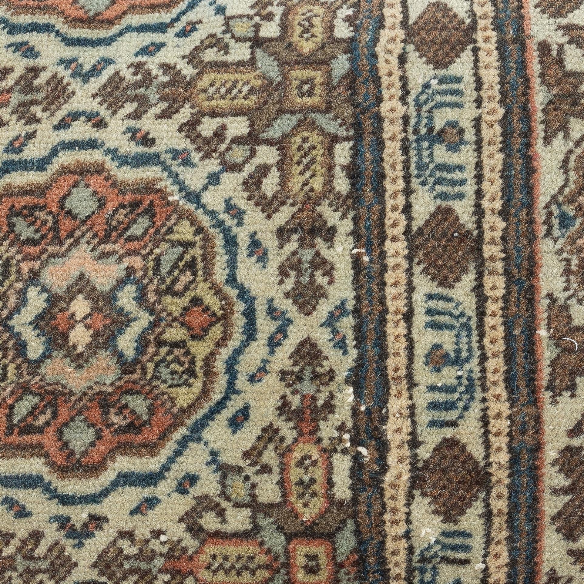 Aggiungi un tocco di storia e calore al tuo spazio con questo copricuscino vintage in lana turca fatto a mano. Realizzati con autentici tappeti turchi annodati a mano, ogni pezzo è unico nel suo genere e presenta motivi intricati e colori ricchi che