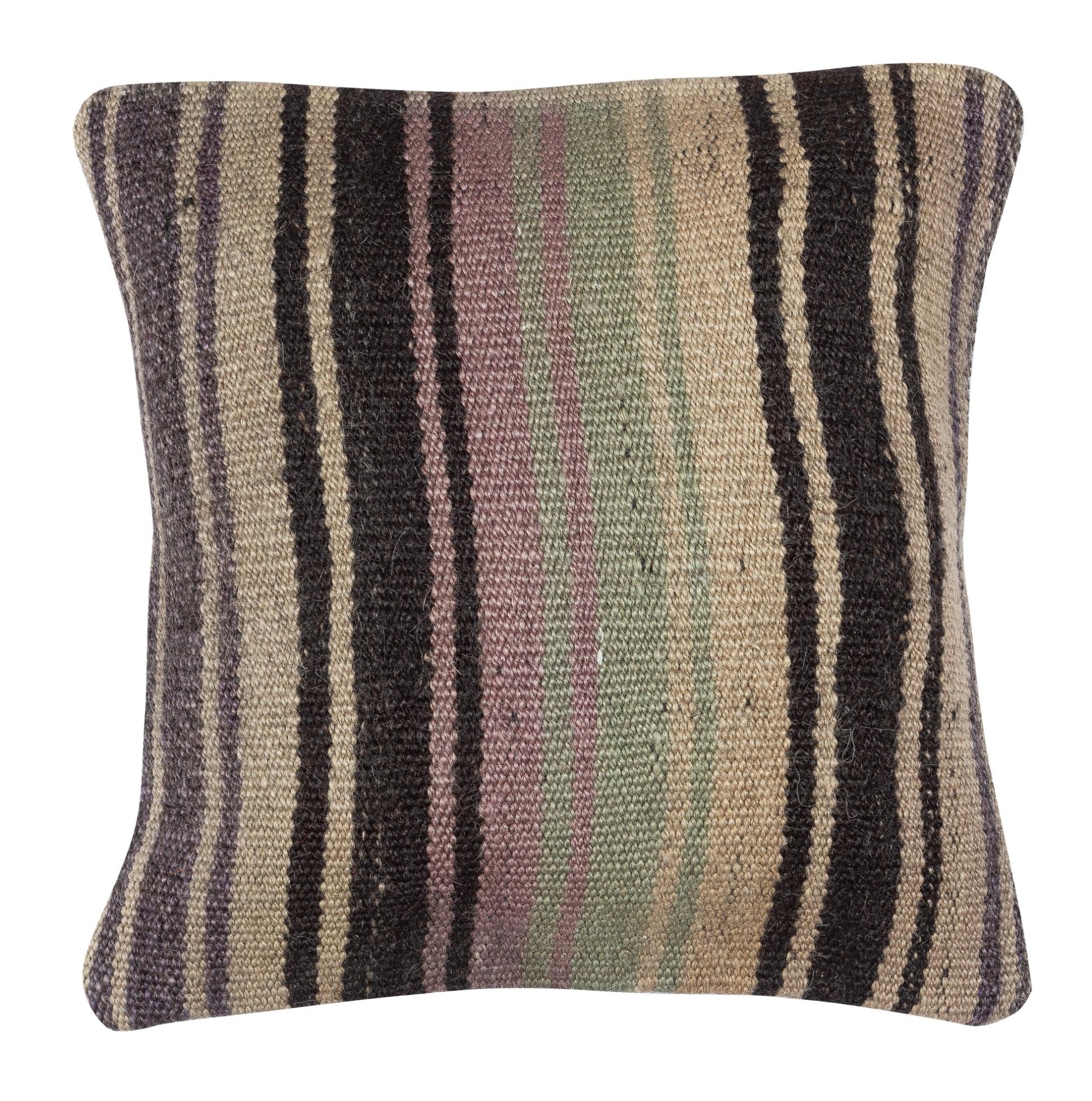 Porta la storia e il calore nella tua casa con questo set di copricuscini vintage in lana turca fatti a mano. Questa coppia di copricuscini è realizzata con cura a partire da autentici kilim turchi annodati a mano. Ogni copertina è davvero unica,