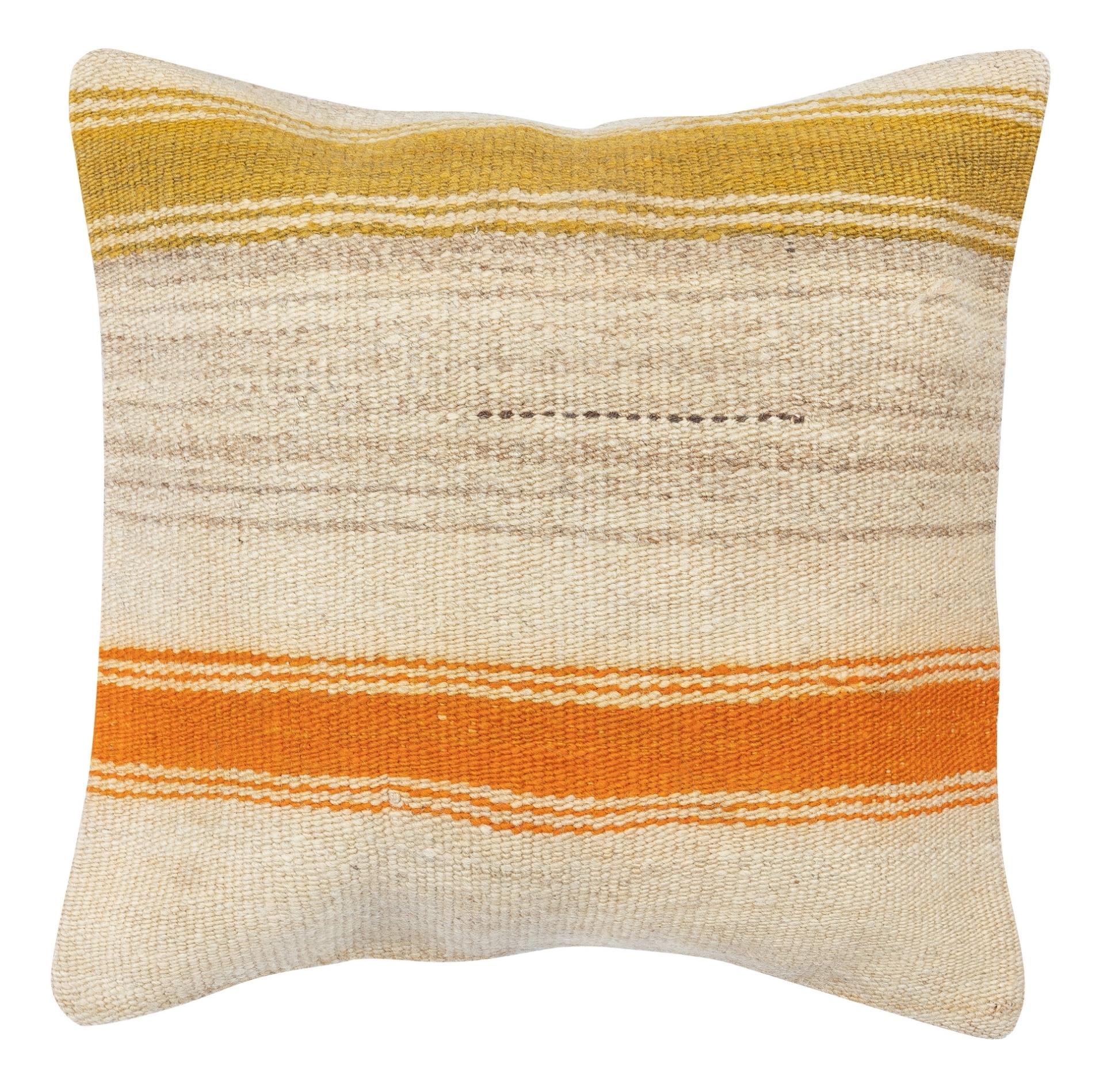 Porta la storia e il calore nella tua casa con questo set di copricuscini vintage in lana turca fatti a mano. Questa coppia di copricuscini è realizzata con cura a partire da autentici kilim turchi annodati a mano. Ogni copertina è davvero unica,