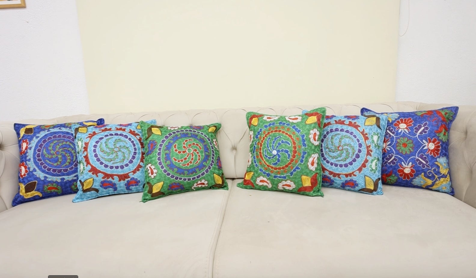 16 "x16" - SET OF 6 - Seidenbestickte Kissenbezüge. Nadelspitzen-Kissen im Angebot