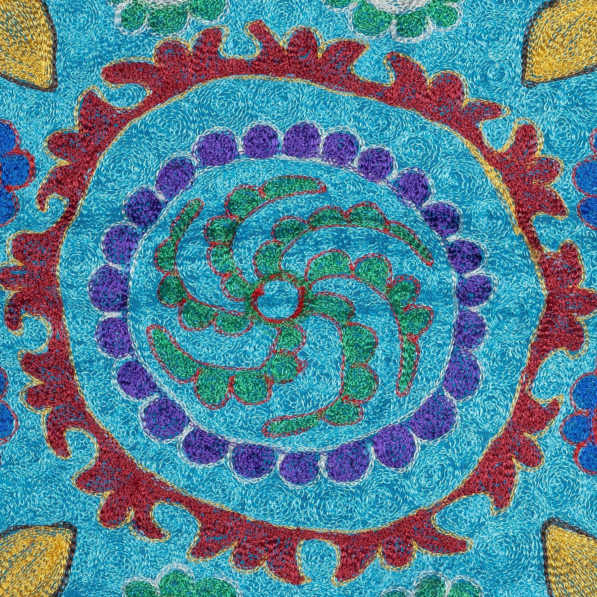 Infondi nella tua casa il ricco patrimonio dell'Asia centrale con questo raffinato copricuscino Suzani ricamato a mano, realizzato da abili artigiani dell'Uzbekistan. Questo splendido tessuto è una vera e propria opera d'arte, caratterizzata da un