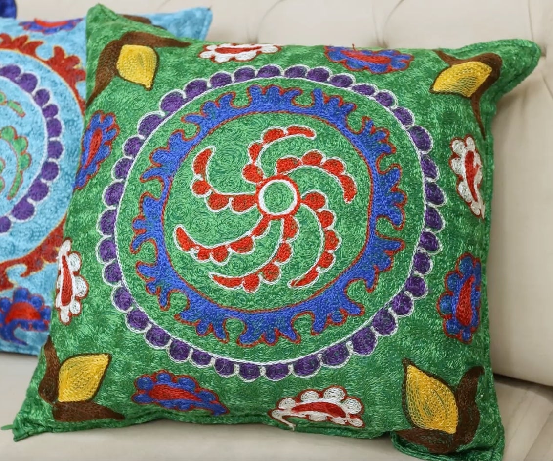 Funda de cojín bordada en seda de 16 "x16". Funda de almohada de color verde hecha a mano en venta