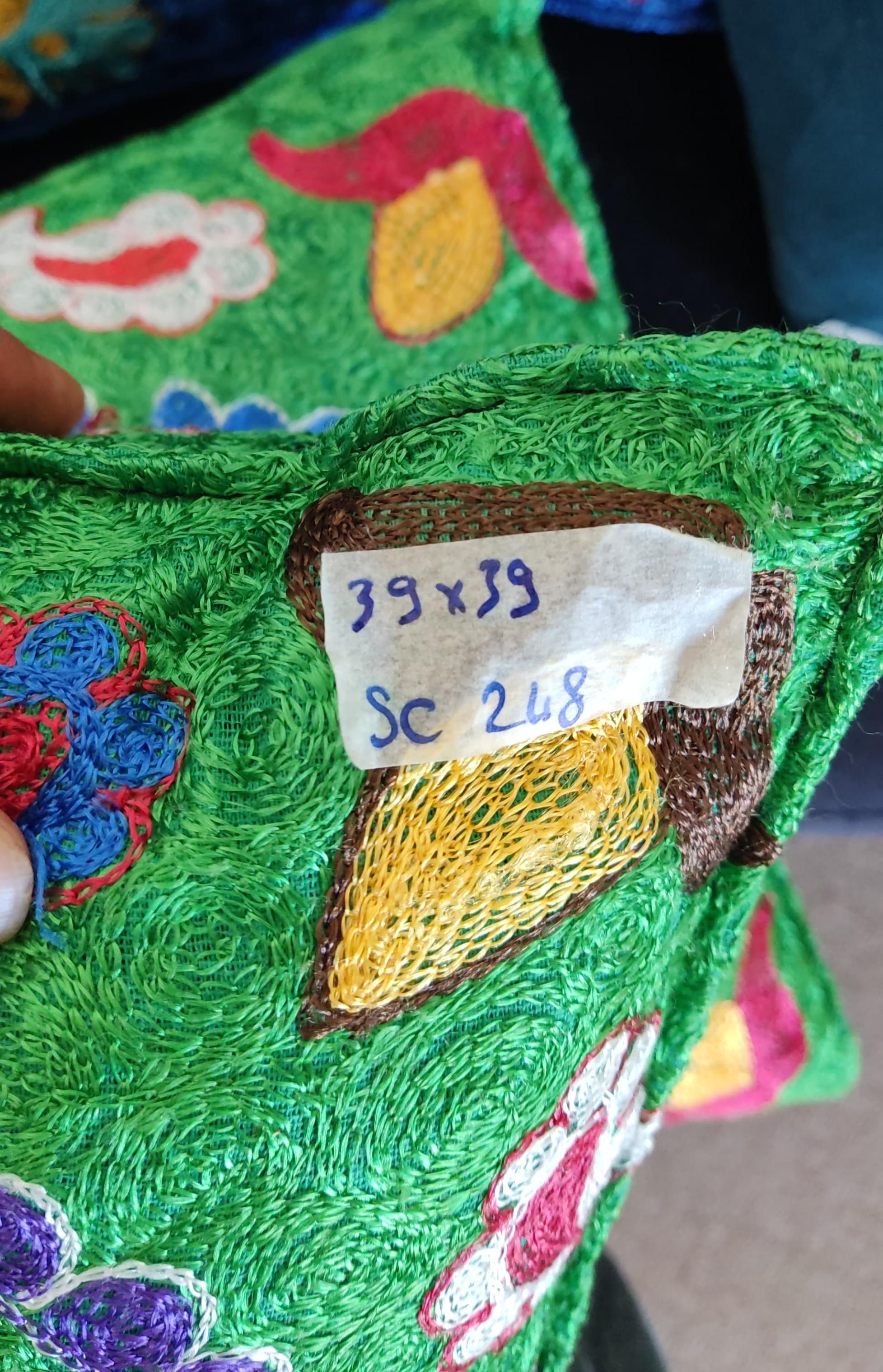 Funda de cojín bordada en seda de 16 