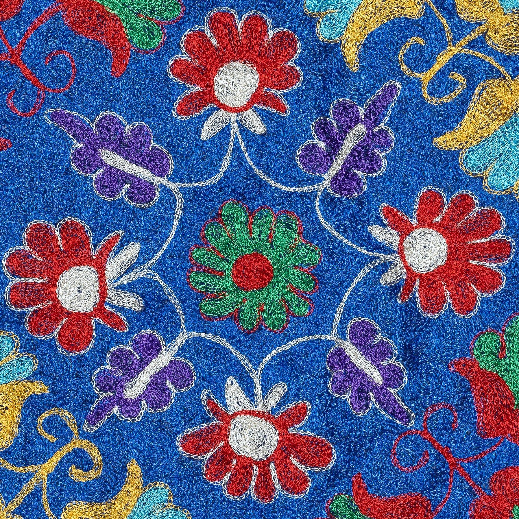 Insufflez à votre intérieur le riche héritage de l'Asie centrale avec cette exquise housse de coussin Suzani brodée à la main, fabriquée par des artisans qualifiés en Ouzbékistan. Ce magnifique textile est une véritable œuvre d'art. Il est orné
