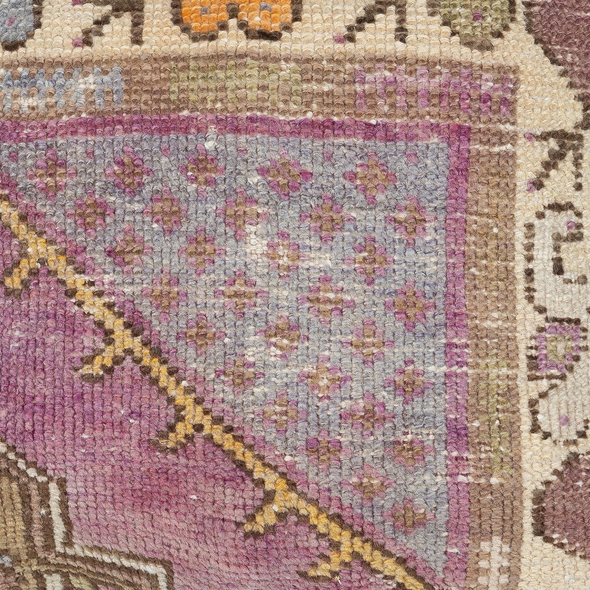 Ajoutez une touche d'histoire et de chaleur à votre espace avec cette housse de coussin vintage en laine turque faite à la main. Fabriquée à partir d'authentiques tapis turcs noués à la main, chaque pièce est unique et présente des motifs complexes
