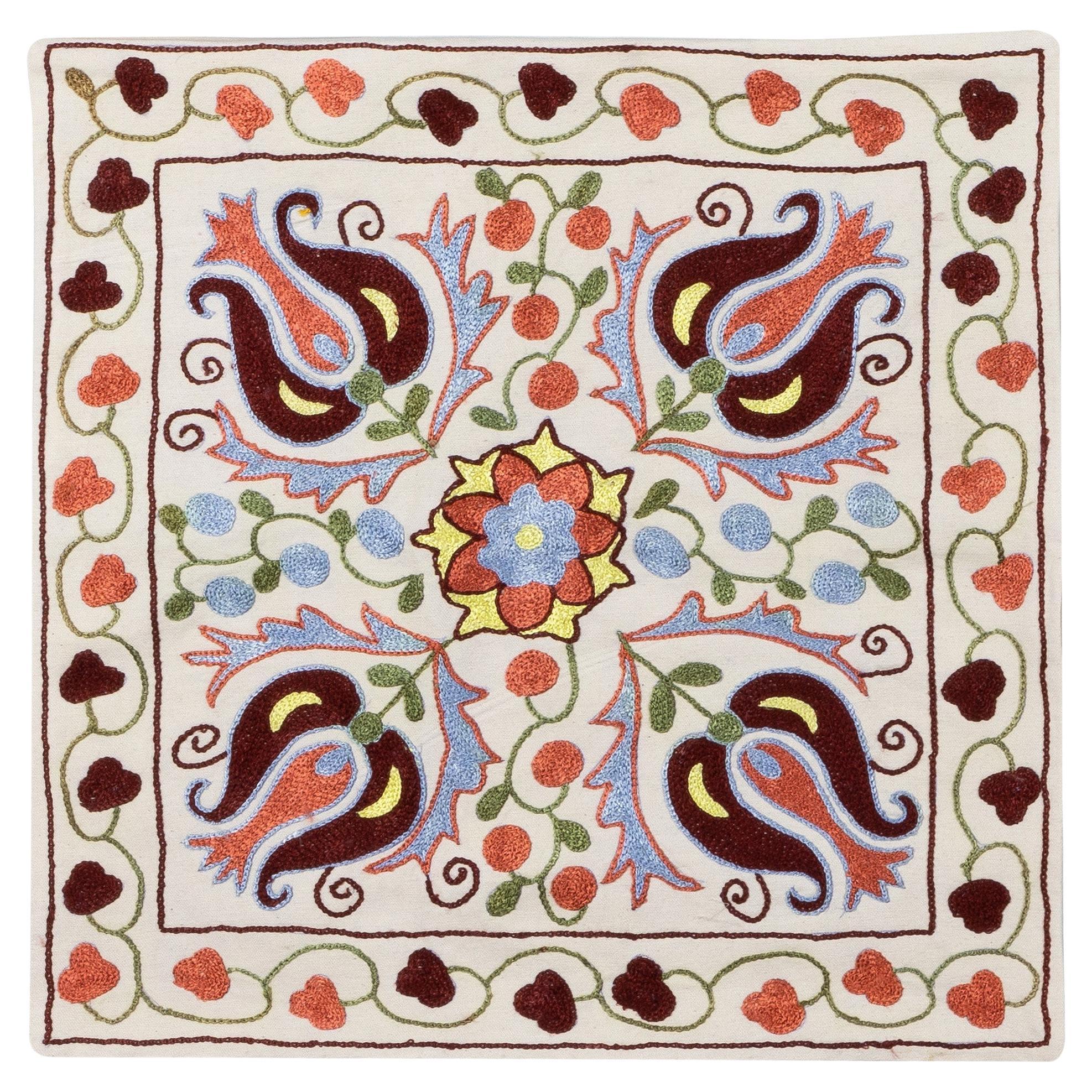 Housse de coussin colorée 16 "x17". Coussin décoratif avec broderie de soie et coussin en dentelle Suzani en vente