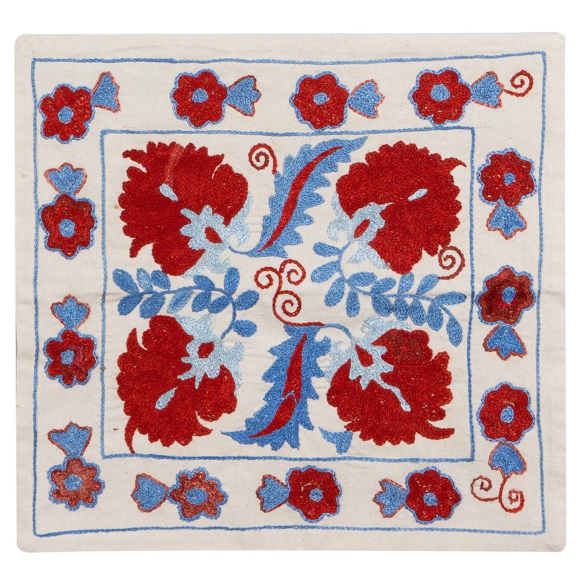 Coussin coussin Suzani en soie décorative brodée à la main d'Ouzbékistan de 40,6 cm x 43,2 cm en vente
