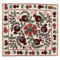 Fantastique couverture de coussin Suzani en soie brodée de 16"x17". Oreiller en dentelle colorée